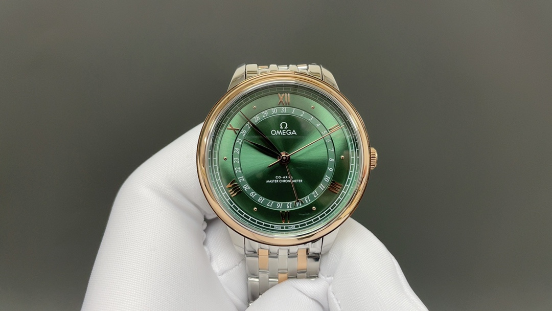 NO:714999,The new four-pin Omega De Ville series 434.23.42.22.02.001 has an elegant design style and is deeply loved by watch lovers. The diameter of the watch is 42 mm and the size is moderate. The case is made of fine steel and has been carefully processed.  The grinding and polishing treatment, gloss and texture make people fall in love with it. The dial design is simple yet exquisite. The classic silver dial with delicate scales and hands makes people feel its extraordinary texture at a glance. The dial provides  The calendar function is located in the inner circle of the dial in the form of a calendar circle, and the fourth 'crescent pointer' is used to indicate the date. It can be easily handled whether it is worn daily or attended to formal occasions. It is equipped with an automatic mechanical movement inside, which can provide 60 hours of power reserve when fully wound. It uses coaxial escapement technology, which effectively reduces the wear and energy consumption of the movement, thus extending the service life of the movement. It ensures its precise timing performance in various environments, omega19860909新款四针欧米茄.碟飞系列434.23.42.22.02.001、高雅的设计风格,深受表友们喜爱.42毫米的表径,大小适中,表壳采用精钢材质,经过精细的打磨和抛光处理,光泽度和质感,让人爱不释手,表盘设计简约而不失精致,经典的银色表盘搭配细腻的刻度与指针,让人一眼就能感受到其不凡的质感.表盘上提供日历功能,以日历圈的形式位于表盘内圈,第四根“新月形指针”用来指示日期.无论是日常佩戴还是出席正式场合,都能轻松应对.内部搭载自动机械机芯,上满链可以提供60小时的动储,采用了同轴擒纵技术,有效减少了机芯的磨损和能量消耗,从而延长了机芯的使用寿命.确保了其在各种环境下的精准走时性能,,omega,Watch