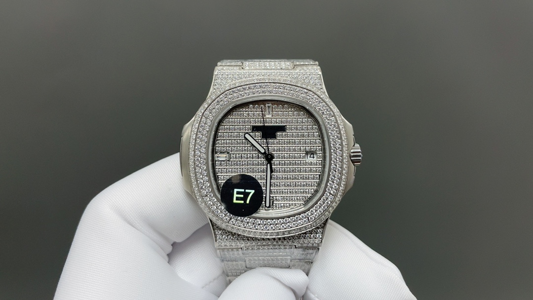 NO:715001,E7 Factory's '2026 masterpiece, a big hit' launches the Patek Philippe 5711 series of luxury diamond-encrusted limited edition Nautilus, the king of steel watches, the best detoxification solution on the Internet!  In terms of details: 1. Equipped with a customized version of the integrated Cal.324 fully automatic movement. 2316L customized ergonomic strap!  3. The beads in the steel band are diamond-shaped, which is consistent with the genuine product. 4. The diameter is 40mm and the thickness is 8.3mm, which is consistent with the genuine product. Wearing 5711/1A not only shows youthful vitality, but also exudes a strong sense of calmness from the inside out. It is a well-deserved 'King of Steel Watches'!  Welcome for your tasting!  Exquisitely recommended men’s mechanical watch, patek philippe19860909E7 Factory “2026年巨作,重磅来袭”推出百达翡丽 5711系列奢华镶满钻限量版鹦鹉螺,钢表之王,全网最佳解毒方案！细节方面 1搭配定制版一体Cal.324全自动机芯. 2316L定制级人体工程学表带！ 3钢带中珠是钻石型的,与正品相结合. 4直径40mm厚度8.3mm与正品一致 佩戴5711/1A既彰显青春活力,又由内而外散发出一股浓浓的沉稳气息,是一款当之无愧的『钢表之王』！欢迎您的品鉴！精致推荐男士机械腕表,,patek philippe,Watch