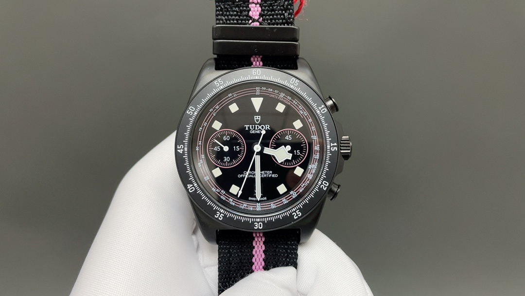 NO:715004,V+TUDOR Tudor's new leading submersible series, the new leading submersible FXD chronograph watch 'Professional Cycling Edition'!  FXD-Pink FXD-Yellow FXD-Red → Po Feng·Lingzhi Specially customized movement factory specially modified for this model. Exclusive export version of the movement. Self-winding mechanical movement with a swing frequency of 28. times per hour. The ceiling-level super cover-shaped hollow sapphire glass. It is the first time to witness such extreme permeability, causing the illusion that the hands seem to be free from the inner layer of the glass.  The dial hand has a super ice blue luminous effect, using Swiss high-performance S1 luminous coating. The diameter of the watch is 43 mm. The back cover has one watch and one code. The engraving texture is extremely clear and does not wear out. All watch friends are welcome to appreciate it.19860909V+TUDOR帝舵新款领潜型系列 新款领潜型FXD计时腕表“专业骑行版”！ FXD-粉色 FXD-黄色  FXD-红色 →破风·凌至 特别订制的 机芯厂为此款破例改造的 独供的出口版机芯 自动上弦机械机芯 每小时摆动频率28.次 天花版级别的 超级窝盖形抛空的 蓝宝石玻璃, 第一次见证如此极限的通透性,导致让表针似在玻璃里层游离的错觉. 字面针超强冰蓝夜光效果,采用瑞士高性能S1夜光涂层,表径43毫米 后盖一表一码 雕刻纹理做到极致 清晰不磨损 欢迎各大表友品鉴,,Watch