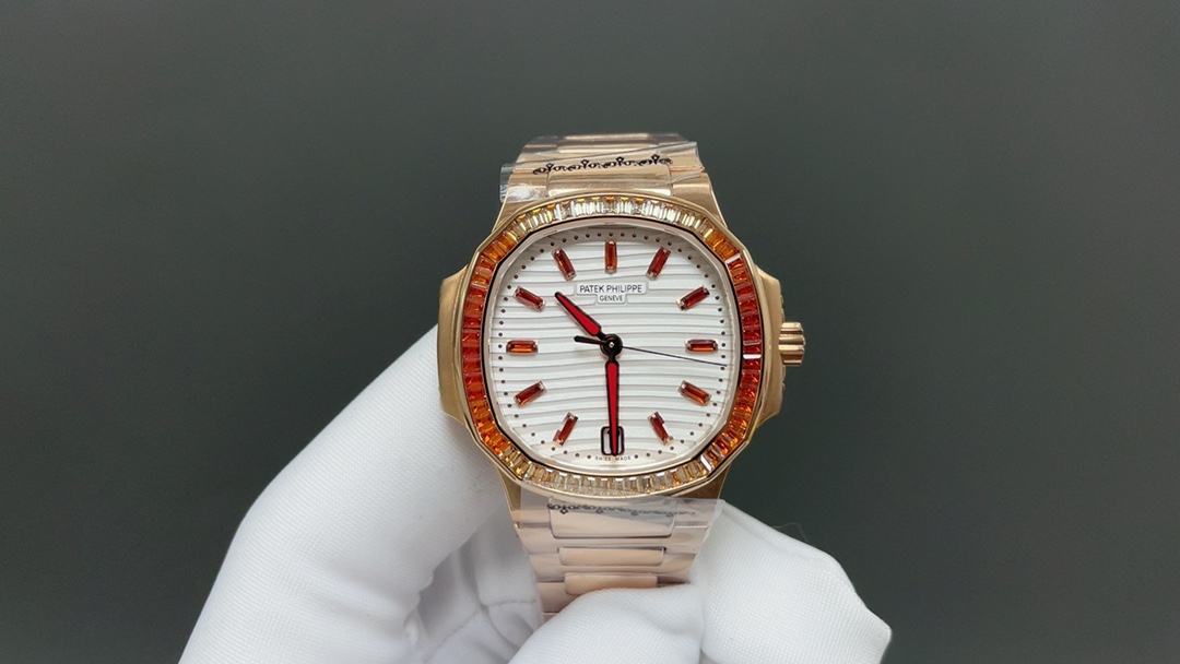 NO:715006,Rainbow Diamond PP Patek Philippe Nautilus women's watch launches a new jewelry style Nautilus series. The octagonal bezel is inlaid with a double row of 68 long spessartine garnets, showing a double gradient effect from cognac color (12 o'clock and 6 o'clock) to champagne color (9 o'clock and 3 o'clock). The dial is inlaid with spire-shaped cognac-colored spessartite garnet hour markers. Between the flow of light and shadow, this rare masterpiece shows modern charm.  The dial is decorated with the unique ripple pattern of the Nautilus women's watch to ensure clarity and legibility, reflecting Patek Philippe's pursuit of readability, even for jewelry watches. The watch is customized to the 324SC self-winding mechanical movement. Movement window-type date display. Center large second hand. Dial Rose gold-plated dial, 'ripple' pattern, pointed cognac-colored spessartite garnet hour markers. Case  Rose gold. Sapphire crystal transparent cover. Waterproof coefficient 60 meters. Diameter (10 o'clock to 4 o'clock position): 35.2 mm. Simultaneously authentic, patek philippe19860909彩虹钻 PP 百达翡丽 Nautilus女式腕表推出全新珠宝款式 鹦鹉螺系列 八角形表圈镶饰双排68颗长形锰铝榴石,呈现自干邑色(12时和6时位置)至香槟色(9时和3时位置)的双重渐变效果.表盘镶嵌尖顶形干邑色锰铝榴石时标.光影流转之间,这款珍稀杰作尽展现代韵致. 表盘饰以Nautilus女式腕表特有的波纹图案,确保清晰易辨,体现百达翡丽对可读性的追求,即便是珠宝腕表也不例外. 腕表定制改324SC自动上弦机械机芯 机芯视窗式日期显示.中心大秒针. 表盘 镀玫瑰金表盘,“波纹”图案,尖顶形干邑色锰铝榴石时标. 表壳 玫瑰金.蓝宝石水晶透盖.防水系数60米.直径(10时至4时位置):35.2毫米.同步正品,,patek philippe,Watch