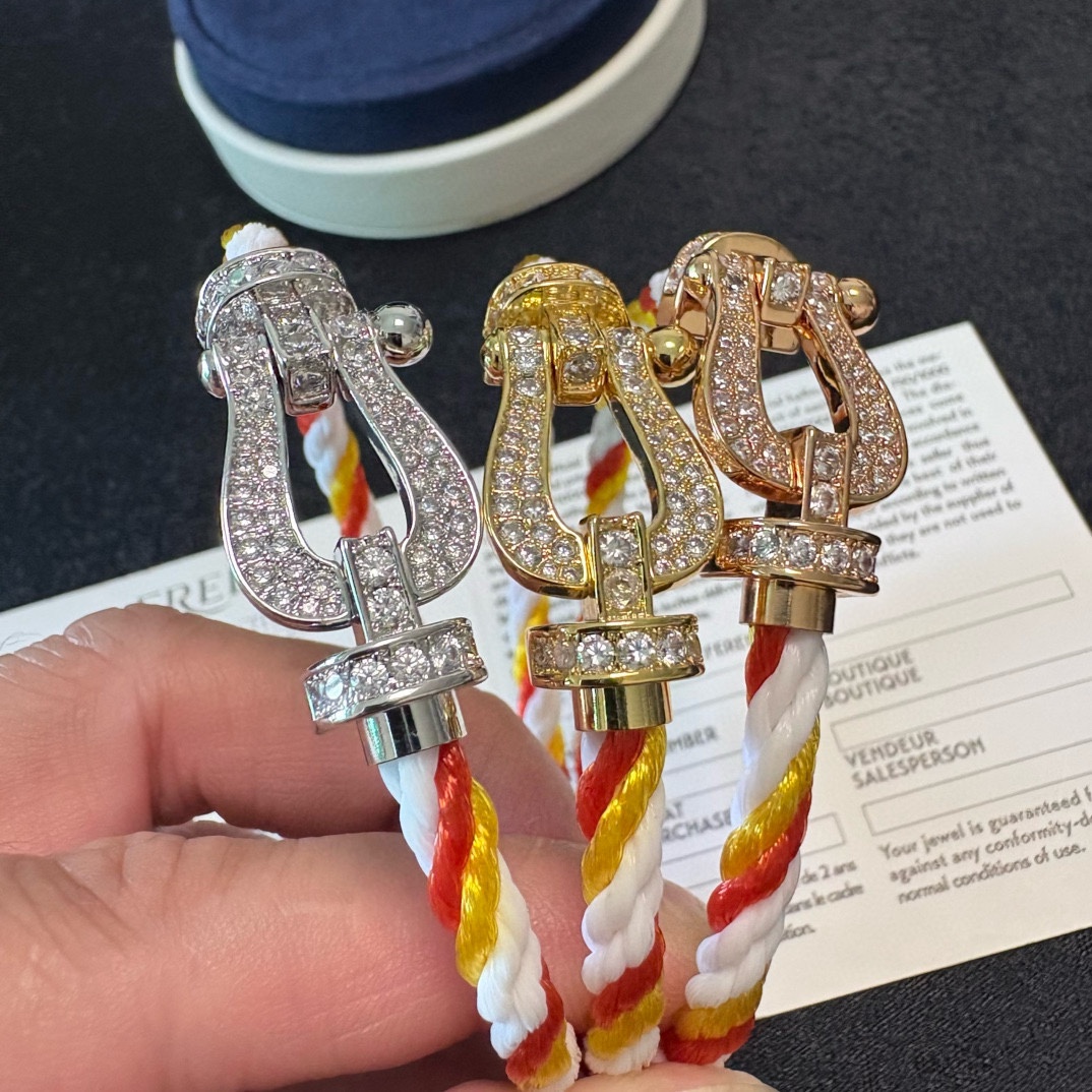 NO:720565,New product release hot three-color chain rope wrapped Fred Feiden silver, rose gold, gold buckle full diamond, half diamond, diamond-free horseshoe buckle unisex high-quality fluorescent yellow, lemon yellow, light yellow, orange white yellow three-color splicing nylon rope bracelet bracelet!  Big brand of red leather rope in the year of birth, fashionable and exquisite FORCE series bracelets, high-end customization ~ sub-gold micro-plating 18k gold craftsmanship, Seiko horseshoe buckle head bracelet!  The effect is very versatile. Internet celebrity expert. A must-have item for fashionistas. Rose gold, gold, silver buckles for men and women, two sizes 17/19cm, bracelet, bracelet, gold, Cartier high-end jewelry19860909新品发布火爆三色链绳缠绕费雷德 Fred斐登银色、玫瑰金、金色扣头满钻、半钻、无钻马蹄扣中性款高品质荧光黄、柠檬黄、淡黄色、橙色白色黄色三色拼接尼龙绳手链手镯！本命年红皮绳大牌 时尚 精致FORCE 系列手链高端定制～亚金微电镀18k金工艺 精工马蹄扣头手镯！上手效果非常百搭 网红达人 时尚一族必备单品 玫瑰金、黄金、银色扣头男女情侣款两个码数17/19cm,,bracelet,bracelet,gold,卡迪亚高端饰品,Jewelry