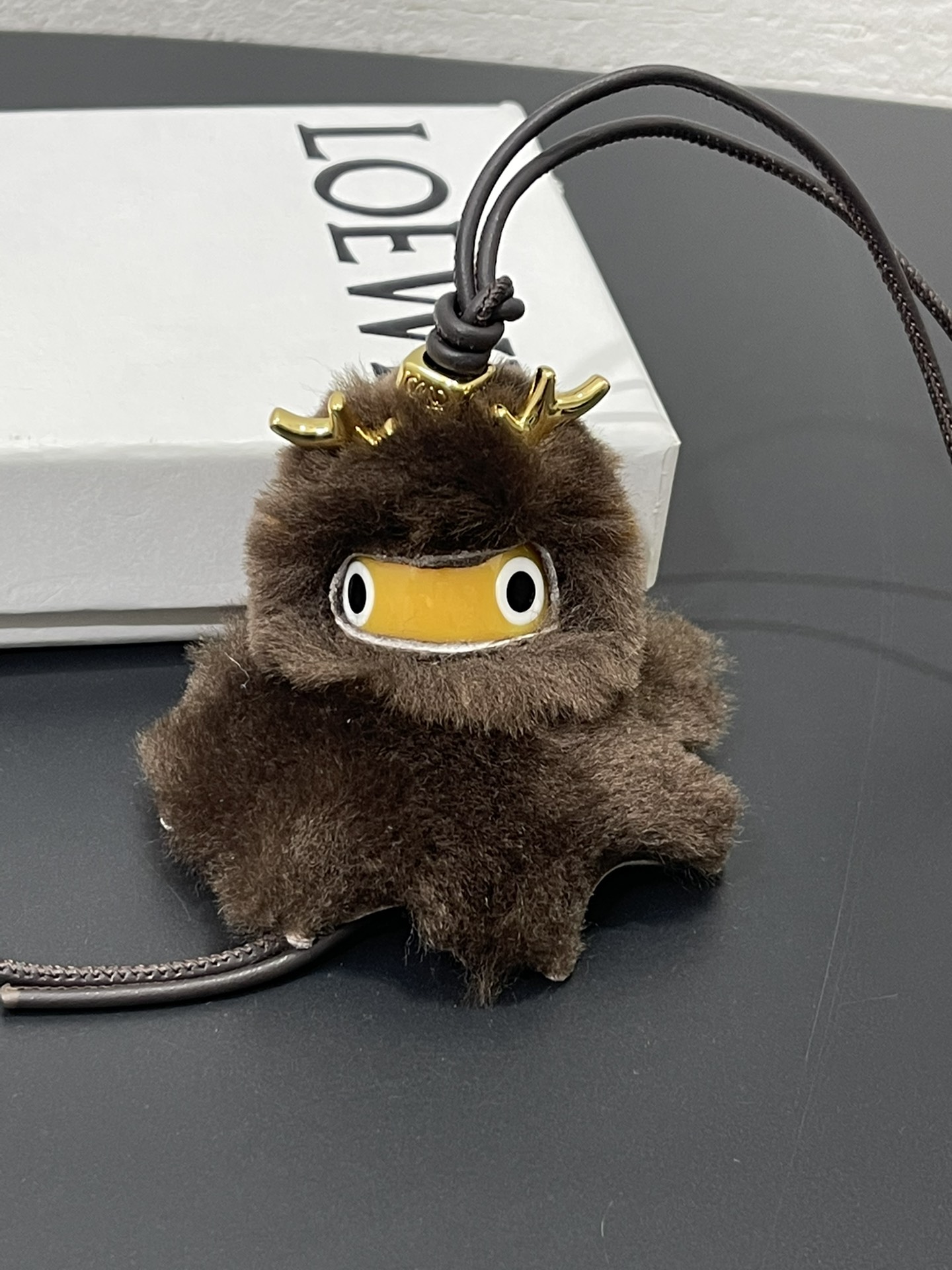 NO:718295,The shearling deer pendant is made of wool and is purely handmade, which is time-consuming and labor-intensive. It can be matched with any bag and is very versatile. Note that each one is unique and cannot be guaranteed to be exactly the same. Perfectionists please do not disturb, Loewe wallet, loewe, wallets19860909剪羊毛小鹿挂件 采用羊毛材质 纯手工制作, 费时费工费材料重工 可搭配任何包包、 巨百搭 注意 每只都是独一无二、 无法保证每个都一模一样的完美主义者请勿扰,罗意威钱包,loewe,wallets,欧美剧