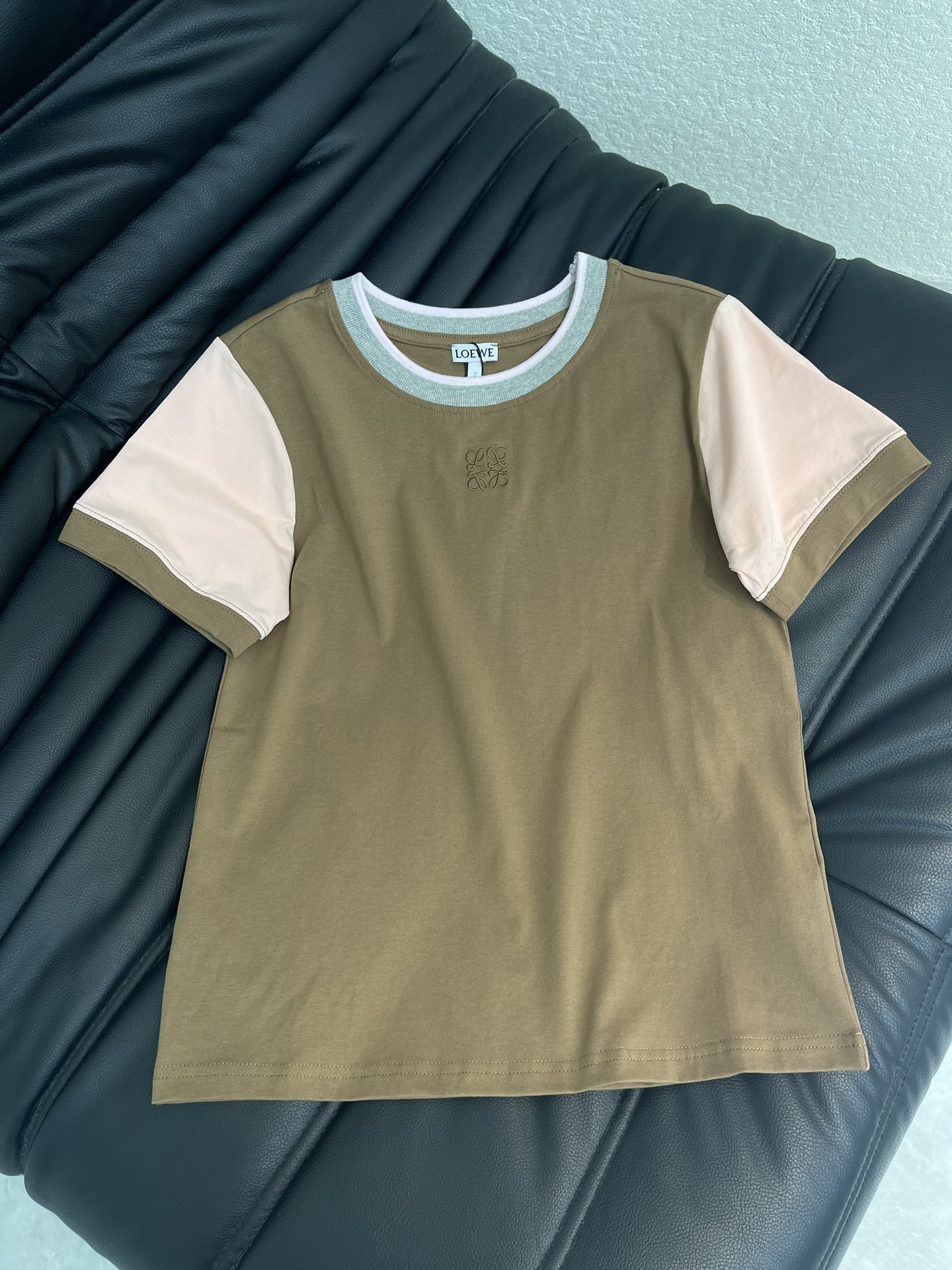 NO:716662,LOEW*26 new spring and summer two-color splicing short-sleeved T-shirt, brown + pink contrasting design, gray round neck super layered! High-quality cotton material, soft and comfortable, no pressure for daily wear. Anagram embroidery on the chest, short version with high-waisted pants/skirts, easy to get fashionable and casual style, wide size coverage, suitable for all kinds of body, comfortable and design, sisters close your eyes and enter SML, loewe, skirts, T-shirt, tees, t-shirt,19860909LOEW*26春夏新品双色拼接短袖T恤,棕色+粉色撞色设计,灰色圆领超有层次感!高品质棉料,柔软舒适,日常穿搭无压力.胸前Anagram刺绣,短款版型搭高腰裤/裙子,轻松get时髦休闲风,尺码覆盖广,适合各种身材,舒适又有设计感,姐妹们闭眼入 SML,,loewe,skirts,T-shirt,tees，t-shirt,,Women's clothing