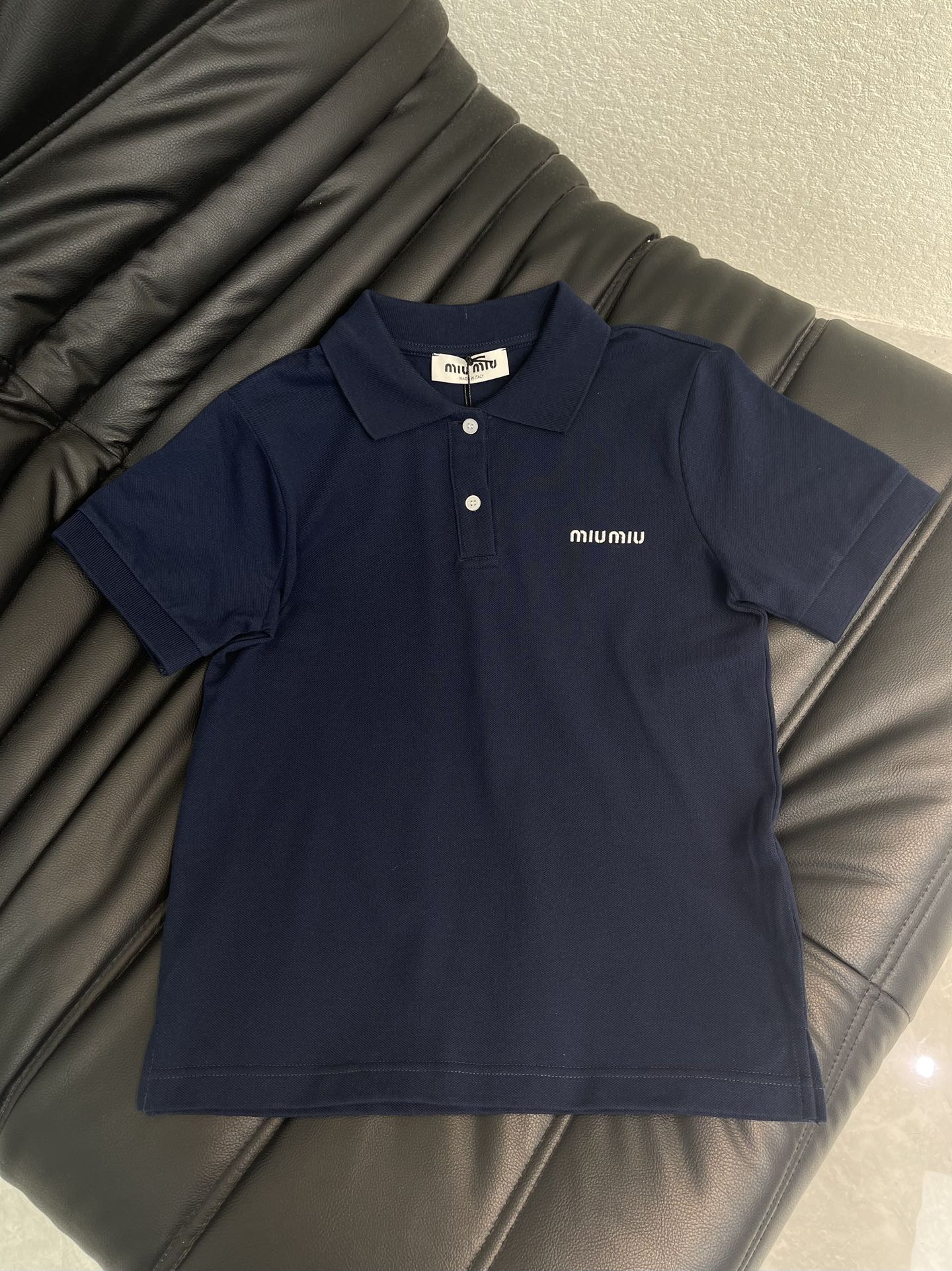 NO:716671,MiuMi*26 new spring and summer navy blue Polo shirt short-sleeved T, pure cotton piqué, soft and breathable, perfect for summer! Classic lapel + two button design, small embroidered logo on the chest. Small and loose fit on the shoulder, slim and comfortable, navy blue white and versatile, easy to wear for commuting and leisure ~ Pair with white shorts or jeans, you can switch between college style or Korean style, it is a must-have item for summer wardrobe  SML,,miumiu,shorts,jeans,T-shirt,19860909MiuMi*26春夏新品藏青色Polo衫短袖T,纯棉珠地棉,柔软透气超适合夏天!经典翻领+两粒扣设计,胸前小刺绣Logo.正肩小宽松版型,显瘦又舒适,藏青色显白百搭,通勤休闲都能轻松驾驭~搭配白色短裤或牛仔裤,学院风or韩系风随心切换,是夏季衣橱必备单品 SML,,miumiu,shorts,jeans,T-shirt,,Women's clothing