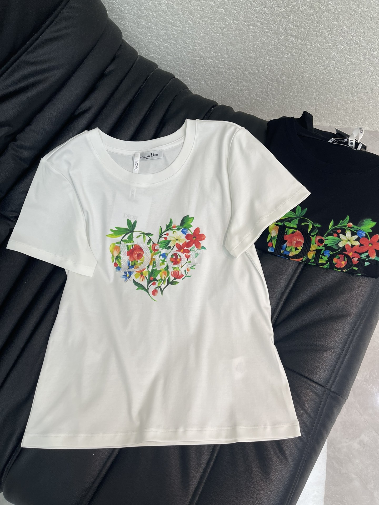 NO:716680,Dio*26 new spring and summer love flower embroidered letter short-sleeved T-shirt. Mercerized cotton fabric. Slim fit. High-density fashionable sports style. Every daily wear. Playful and age-reducing design elements full of vitality. High quality. Sizes SML, dior, T-shirt, tees, t-shirt,19860909Dio*26春夏新款爱心花卉刺绣字母短袖T恤 丝光棉面料 修身版型 高密度时髦运动风 每个日常的穿搭 俏皮减龄充满元气的设计元素 高品质 尺码SML,,dior,T-shirt,tees，t-shirt,,Women's clothing