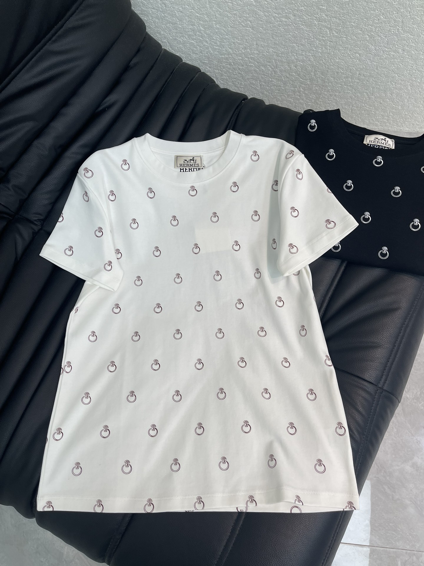 NO:716990,Hermes*26 new spring and summer round neck short-sleeved T-shirt. This T-shirt is made of soft cotton + white ring printing. It is simple and personalized. The regular design shows off your body curves and is super refreshing to wear in summer!  The fabric is breathable and comfortable, and can be easily worn on the street, on dates, and at parties. Pair it with high-waisted pants or skirts to easily get a sweet or casual style. It is fashionable and versatile. It is a must-have item in your summer wardrobe!  SML A,,hermes,skirts,T-shirt,tees,t-shirt,ring,19860909Hermes*26春夏新款圆领短袖T恤.这款T恤采用柔软棉质+白色戒指印花,简约又有个性,常规款设计超显身材曲线,夏天穿超清爽！面料透气舒适,日常出街、约会、聚会都能轻松驾驭.搭配高腰裤或裙子,轻松get甜辣风or休闲风,时髦又百搭,是夏季衣橱必备单品！SML A,,hermes,skirts,T-shirt,tees，t-shirt,ring,,Women's clothing