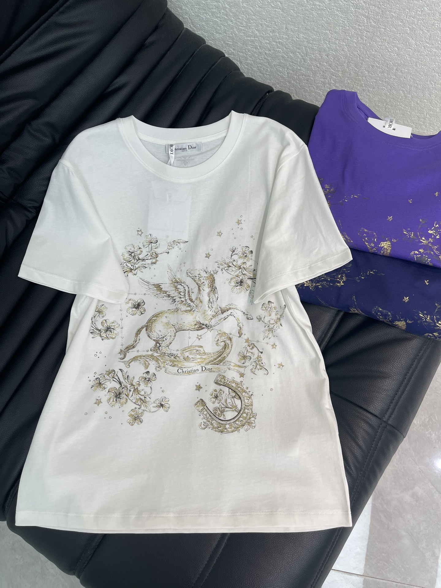 NO:716677,Dio*26 new spring and summer hot stamping Pegasus printed short-sleeved T-shirt. Pure cotton fabric. High-density fashionable sports style. Every daily wear. Playful and age-reducing design elements full of vitality. High quality. Size SML A,, dior, T-shirt, tees, t-shirt,19860909Dio*26春夏新款烫金飞马印花短袖T恤 纯棉面料 高密度时髦运动风 每个日常的穿搭 俏皮减龄充满元气的设计元素 高品质 尺码SML A,,dior,T-shirt,tees，t-shirt,,Women's clothing