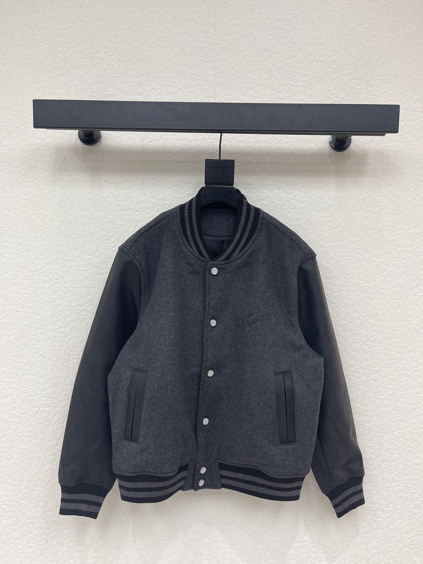 NO:716999,Louis Vuitto*26 new pearl button chest embroidered leather patchwork jacket baseball jacket. This year's baseball jacket is particularly popular with exquisite details and high-end quality. Painted full-face four-button buckle (button with LOGO), woolen cotton fabric with cow leather sleeves, and Monogram lining for elegance. The brand identity has inspired the millennium style of the 2025 autumn and winter show Marque L.Vuitton Désée  The patch and leather logo embroidery patch are placed under and at the back of the left pocket respectively. Pearlescent snap buttons add a dandy touch. Loose fit. Unisex. Sizes S-XL,,louis vuitton,jackets & coats,jackets & coats,cowhide,19860909Louis Vuitto*26新款珍珠扣胸前刺绣皮质拼接夹克棒球服外套.今年格外火爆 棒球服外套 细节精致 高级品质. 烤漆面全平面四合扣(纽扣带LOGO) 呢子棉质面料搭配牛皮革衣袖 再以Monogram 内衬优雅道 品牌身份 吹袭2025 秋冬秀场的千禧风尚 Marque L.Vuitton Désée 贴饰与皮革标识刺绣贴饰分别栖身左袋下方与后部 珠光按扣再添丹迪气息 宽松版型 男女同款 尺码S-XL,,louis vuitton,jackets & coats,jackets & coats,cowhide,,Women's clothing