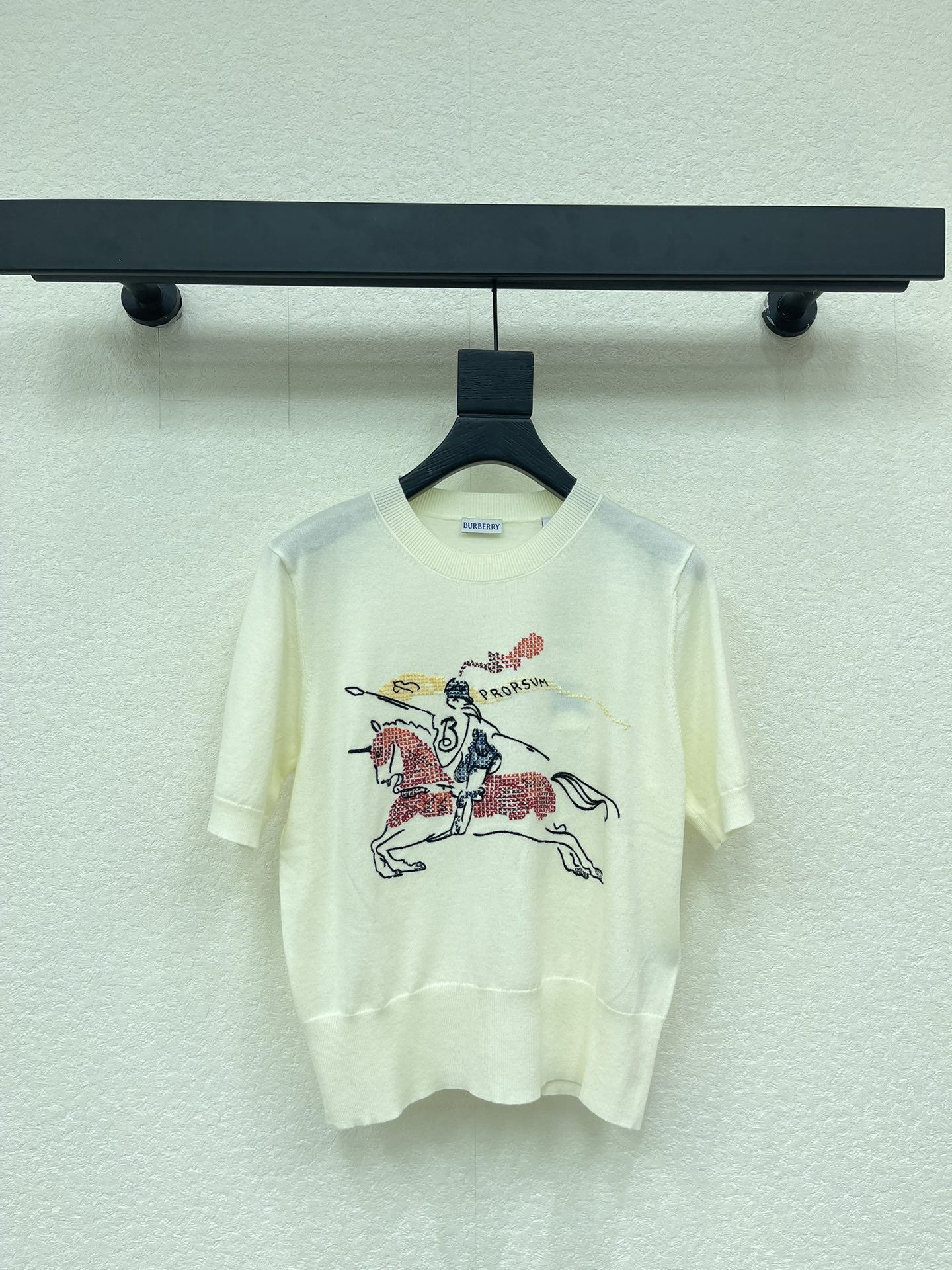 NO:717005,Burberr* British style outfit, 26 early spring New Year limited series, BBR cross-stitch war horse knight round neck short-sleeved knitted top!  The new year's limited edition item is made of fine knitted fabrics, classic round neck + slim fit; the design highlight is the 'horseback riding pattern' decoration on the chest, which uses cross embroidery technology to present a smart horseback riding shape. The details are exquisite and textured, and the ribbed cuffs and hem design are eye-catching items in autumn and winter ~ SML A,, burberry, T-shirt,19860909Burberr*英伦风穿搭,26早春新年限定系列,BBR十字绣战马骑士圆领短袖针织上衣！马到成功新年限定单品,采用细腻的针织面料,经典圆领+修身版型；设计亮点在于胸前的“骑马图案”装饰用十字刺绣工艺呈现出灵动的骑马造型,细节精致有质感,罗纹袖口和下摆设计,秋冬吸睛单品～ SML A,,burberry,T-shirt,,Women's clothing