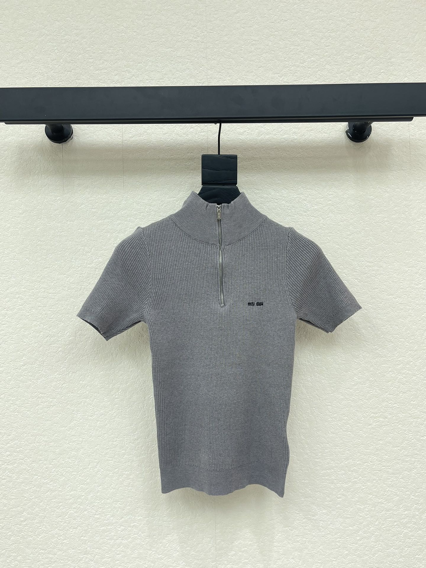 NO:717002,Miumi*26 new model for early spring half-zip stand-up collar knitted short-sleeve. The best practical wearer for autumn. A series that can be layered!  Finely dyed wool, the colors are all right, small size, can be worn alone or layered, the texture is visible to the naked eye, the details are super soft and comfortable, half zipper neck design, zip up to get a high collar, full of coolness, this can be worn inside or outside~SML A,,miumiu,T-shirt,19860909Miumi*26早春新款半拉链立领针织短袖.入秋的最佳实穿选手 可叠穿的系列！定染细腻的羊毛 颜色都很正 小版型 单穿或者内搭都很可 质感肉眼可见 细节在线超软舒服,半拉链领口设计,拉链拉上去get高领,酷感十足,这款内搭外穿皆可～SML A,,miumiu,T-shirt,,Women's clothing
