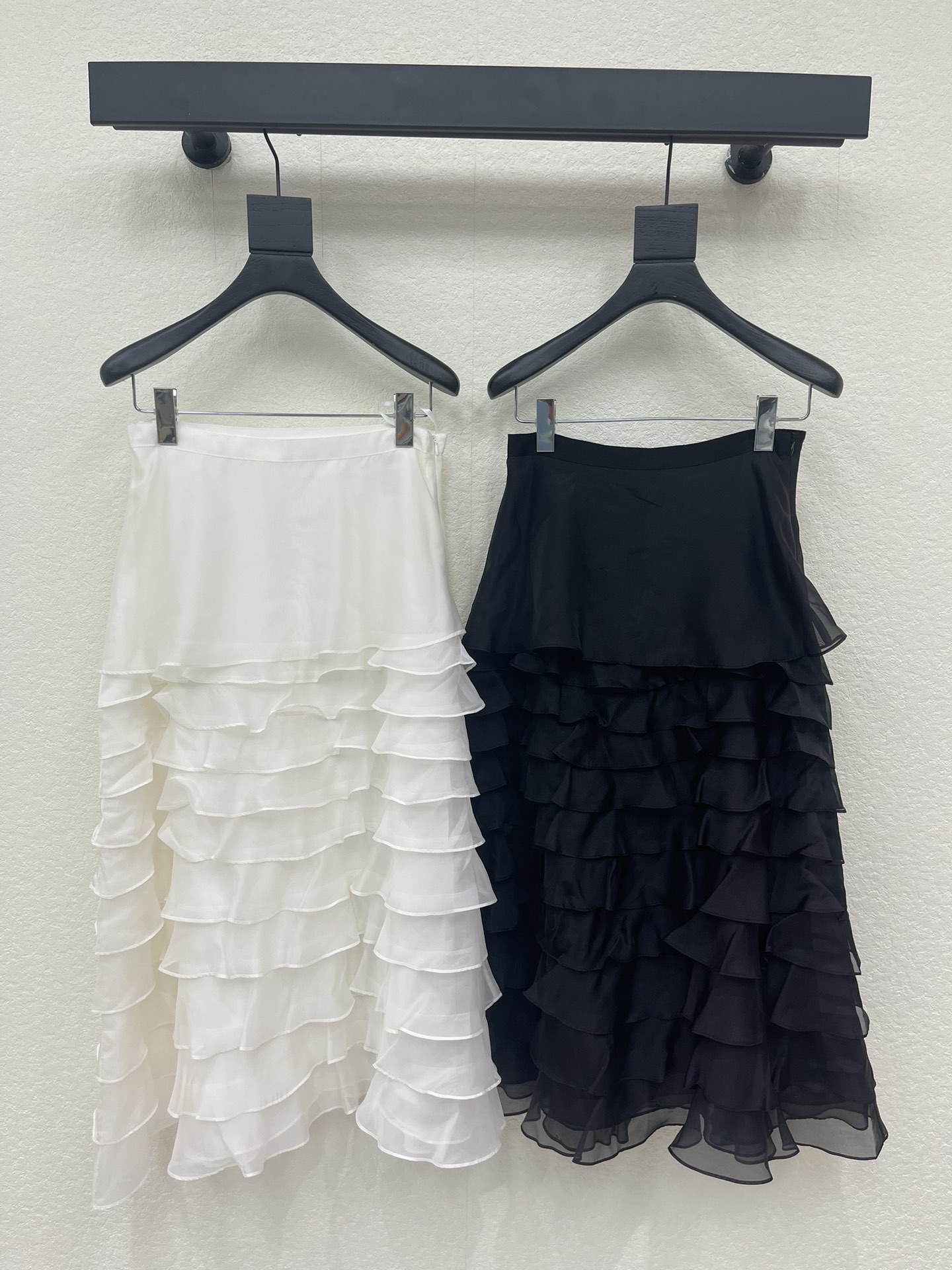 NO:716288,Dio*26 new tulle cake skirt is light and elegant. The layered ruffle design is super three-dimensional. The high-waist cut optimizes body proportions. It is elegant whether paired with a suit or a sweater. It can be easily worn for commuting or formal occasions. The fabric is soft and breathable. It is comfortable to wear and has a sense of luxury. It is a must-have item this season. SML, dior, skirts,19860909Dio*26新品薄纱蛋糕半身裙 轻盈飘逸 层叠荷叶边设计超有立体感 高腰剪裁优化身材比例 无论搭配西服还是针织衫都很优雅 通勤或正式场合都能轻松驾驭 面料柔软透气 穿着舒适又有高级感 是本季必入热门单品 SML,,dior,skirts,,Women's clothing