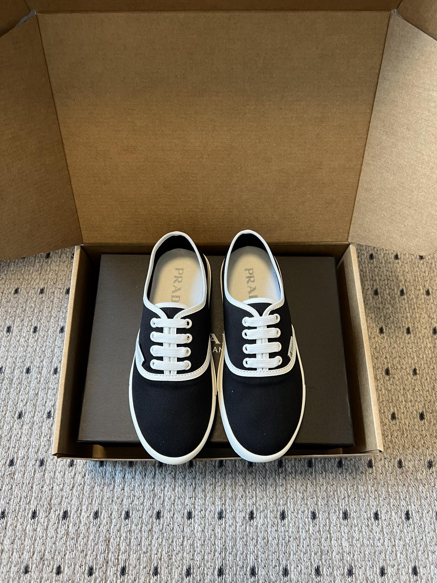 NO:722213,Prada 26ss new early spring series of simple classic canvas casual shoes is based on classic canvas shoes. The shoe shape is neat and versatile, without complicated decoration, and only relies on lines and details to convey a sense of luxury. The white rubber edging of the shoe upper and toe creates a contrasting effect, which is an instantly recognizable brand design language and strengthens the retro casual atmosphere.  Black, white, burgundy, dark green and other colors are all versatile neutral colors, which can be paired with jeans and sweaters to create a casual daily look. The lining is made of soft lambskin, with cushioned insoles, which solves the pain point of traditional canvas shoes being too hard and can remain comfortable for long periods of time. Original fabric for the upper, sheepskin lining/original fabric, outsole, TPU two-color outsole, size 35-41 (customized sizes 40 and 41 are not returnable)  Heel height 2cm, casual shoes/sports shoes, prada, sneakers, hoodie, sweatshirts, jeans, sheepskin19860909Prada 26ss早春新款简约经典帆布休闲鞋系列 以经典帆布鞋为基础,鞋型利落百搭,没有复杂装饰,仅靠线条和细节传递高级感.鞋面与鞋头的白色橡胶包边形成撞色效果,是一眼可辨的品牌设计语言,强化了复古休闲氛围. 黑、白、酒红、墨绿等配色都是百搭中性色,既能搭配牛仔裤、卫衣打造随性日常造型.内衬采用柔软的小羊皮,搭配缓冲鞋垫,解决了传统帆布鞋偏硬的痛点,长时间穿着也能保持舒适. 鞋面原版布料 内里羊皮/原版布料 大底TPU双色大底 size35-41码（40、41码定制不退换） 跟高2cm,休闲鞋/运动鞋,prada,sneakers,hoodie,sweatshirts,jeans,sheepskin,Women's Shoes