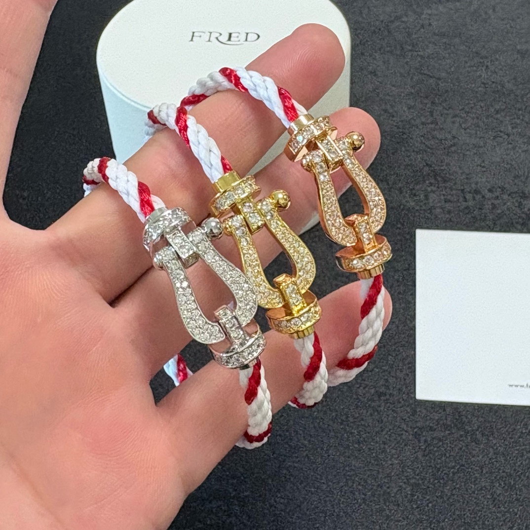 NO:720570,New product release hot three-color chain rope wrapped Fred Feiden silver, rose gold, gold buckle full diamond, half diamond, diamond-free horseshoe buckle unisex high-quality fluorescent yellow, red and white splicing nylon rope bracelet bracelet!  Big brand of red leather rope in the year of birth, fashionable and exquisite FORCE series bracelets, high-end customization ~ sub-gold micro-plating 18k gold craftsmanship, Seiko horseshoe buckle head bracelet!  The effect is very versatile. Internet celebrity expert. A must-have item for fashionistas. Rose gold, gold, silver buckles for men and women, two sizes 17/19cm, bracelet, bracelet, gold, Cartier high-end jewelry19860909新品发布火爆三色链绳缠绕费雷德 Fred斐登银色、玫瑰金、金色扣头满钻、半钻、无钻马蹄扣中性款高品质荧光黄、红白两色拼接尼龙绳手链手镯！本命年红皮绳大牌 时尚 精致FORCE 系列手链高端定制～亚金微电镀18k金工艺 精工马蹄扣头手镯！上手效果非常百搭 网红达人 时尚一族必备单品 玫瑰金、黄金、银色扣头男女情侣款两个码数17/19cm,,bracelet,bracelet,gold,卡迪亚高端饰品,Jewelry