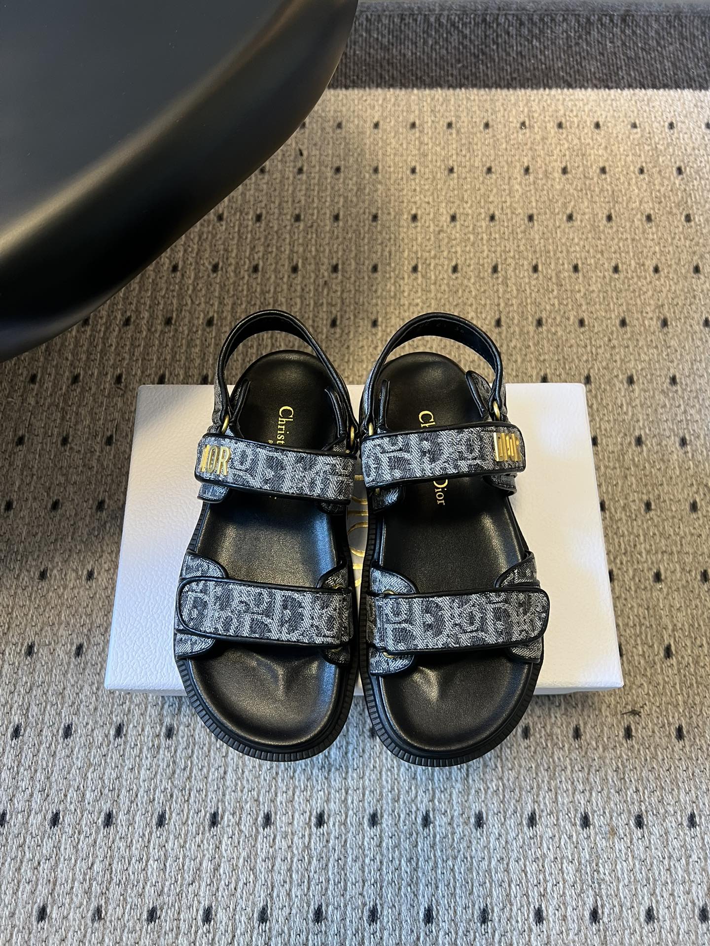 NO:724332,Top quality Dio* 26ss spring and summer new Velcro casual flat sandals. Inspired by outdoor sandals, they adopt a double Velcro strap design, which combines sportiness and practicality. The golden metal 'DIOR' logo on the Velcro buckle is a low-key brand identification point, and the details highlight the luxurious texture.  Integrating the brand's iconic presbyopic elements into sports sandals breaks the stereotype that 'sandals can only be used for leisure' and is the core item to create an 'old money style' and 'refined lazy style' look. Whether it is daily commuting, beach vacations or city walks, it can be easily controlled. The upper is electro-embroidered fabric, and the lining is sheepskin. The original molded outsole is 3cm higher.  Size 35-41 (customized sizes 40 and 41 are not returnable), slippers and sandals, dior, sandals, slippers, sheepskin19860909顶级品质 Dio* 26ss 春夏新款魔术贴休闲平底凉鞋 以户外凉鞋为灵感,采用双魔术贴袢带设计,兼具运动感与实用性,魔术贴搭扣处的金色金属“DIOR”标识,是低调的品牌识别点,细节处彰显奢华质感. 将品牌标志性的老花元素融入运动凉鞋,打破了“凉鞋只能休闲”的刻板印象,是打造“老钱风”“精致懒人风”造型的核心单品.无论是日常通勤、沙滩度假还是城市漫步,都能轻松驾驭. 鞋面电绣布 内里羊皮 大底原版开模大底 增高3cm size35-41码（40、41码定制不退换）,拖鞋凉鞋,dior,sandals,slippers,sheepskin,Women's Shoes