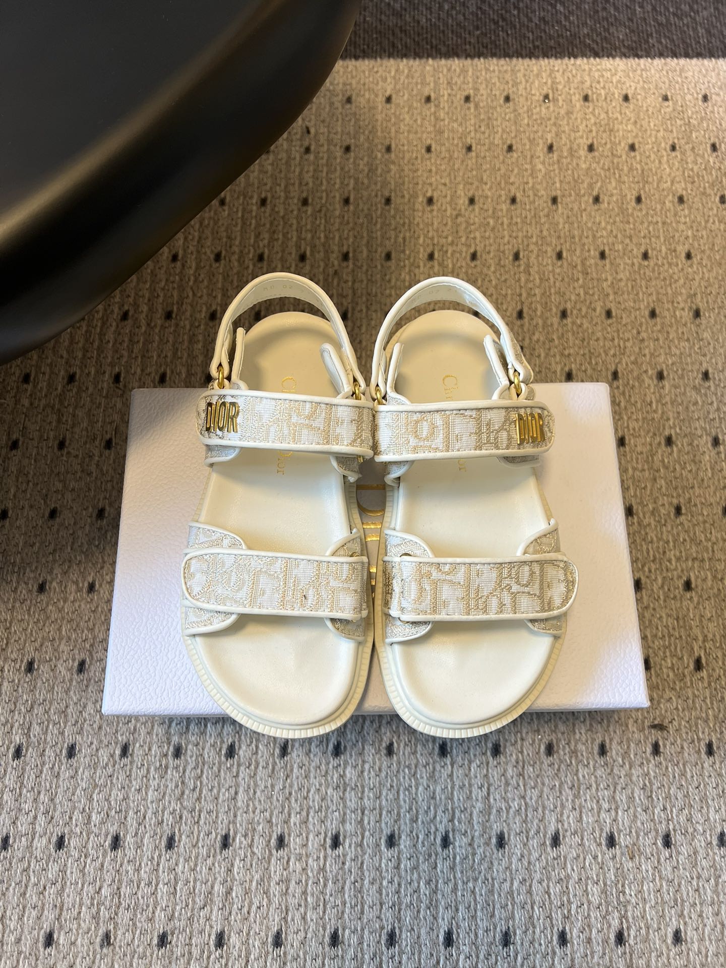 NO:724336,Dio* 26ss spring and summer new Velcro casual flat sandals. Inspired by outdoor sandals, they are designed with double Velcro straps, which are both sporty and practical. The golden metal 'DIOR' logo on the Velcro buckle is a low-key brand identification point, and the details highlight the luxurious texture.  Integrating the brand's iconic presbyopic elements into sports sandals breaks the stereotype that 'sandals can only be used for leisure' and is the core item to create an 'old money style' and 'refined lazy style' look. Whether it is daily commuting, beach vacations or city walks, it can be easily controlled. The upper is electro-embroidered fabric, and the lining is sheepskin. The original molded outsole is 3cm higher.  Size 35-41 (customized sizes 40 and 41 are not returnable), slippers and sandals, dior, sandals, slippers, sheepskin19860909Dio* 26ss 春夏新款魔术贴休闲平底凉鞋 以户外凉鞋为灵感,采用双魔术贴袢带设计,兼具运动感与实用性,魔术贴搭扣处的金色金属“DIOR”标识,是低调的品牌识别点,细节处彰显奢华质感. 将品牌标志性的老花元素融入运动凉鞋,打破了“凉鞋只能休闲”的刻板印象,是打造“老钱风”“精致懒人风”造型的核心单品.无论是日常通勤、沙滩度假还是城市漫步,都能轻松驾驭. 鞋面电绣布 内里羊皮 大底原版开模大底 增高3cm size35-41码（40、41码定制不退换）,拖鞋凉鞋,dior,sandals,slippers,sheepskin,Women's Shoes