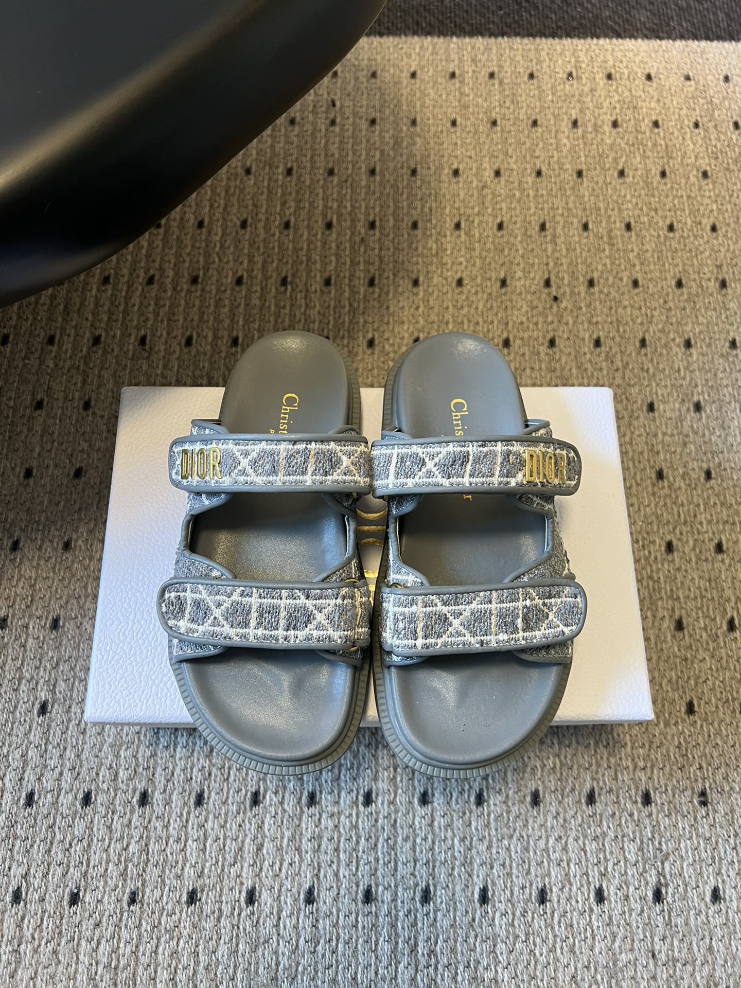NO:724344,Top quality Dio* 26ss spring and summer new Velcro casual flat slippers. Inspired by outdoor sandals, they adopt a double Velcro strap design, which combines sportiness and practicality. The golden metal 'DIOR' logo on the Velcro buckle is a low-key brand identification point, and the details highlight the luxurious texture.  Integrating the brand's iconic presbyopic elements into sports sandals breaks the stereotype that 'sandals can only be used for leisure' and is the core item to create an 'old money style' and 'refined lazy style' look. Whether it is daily commuting, beach vacations or city walks, it can be easily controlled. The upper is electro-embroidered fabric, and the lining is sheepskin. The original molded outsole is 3cm higher.  Size 35-41 (customized sizes 40 and 41 are not returnable), slippers and sandals, dior, sandals, slippers, sheepskin19860909顶级品质 Dio* 26ss 春夏新款魔术贴休闲平底拖鞋 以户外凉鞋为灵感,采用双魔术贴袢带设计,兼具运动感与实用性,魔术贴搭扣处的金色金属“DIOR”标识,是低调的品牌识别点,细节处彰显奢华质感. 将品牌标志性的老花元素融入运动凉鞋,打破了“凉鞋只能休闲”的刻板印象,是打造“老钱风”“精致懒人风”造型的核心单品.无论是日常通勤、沙滩度假还是城市漫步,都能轻松驾驭. 鞋面电绣布 内里羊皮 大底原版开模大底 增高3cm size35-41码（40、41码定制不退换）,拖鞋凉鞋,dior,sandals,slippers,sheepskin,Women's Shoes