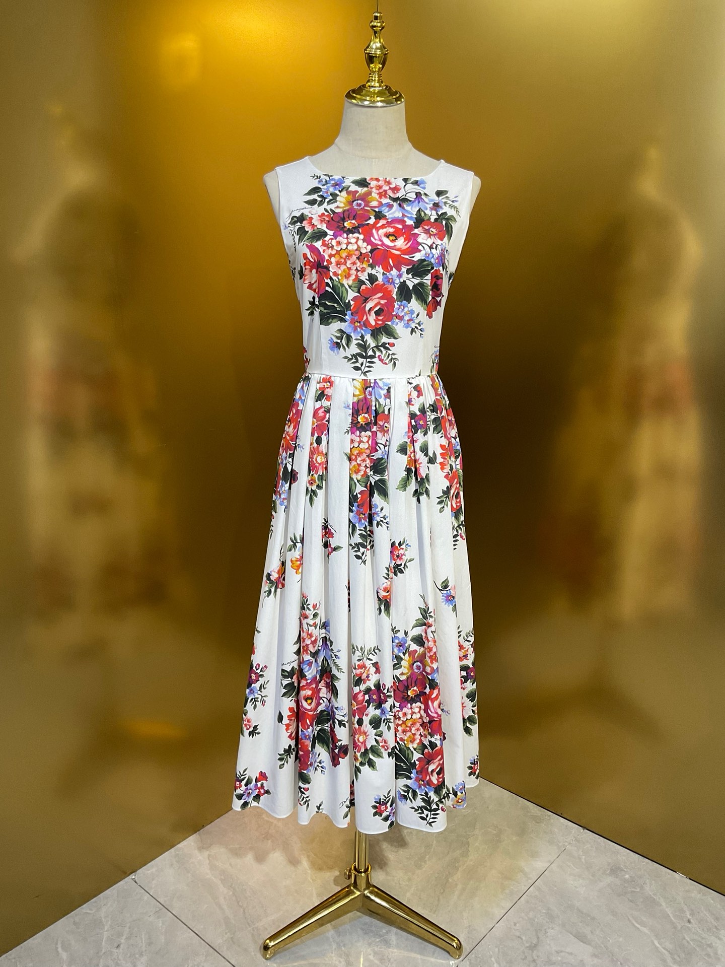 NO:816857,DG new white rose cotton belted vest full dress smlxlxxl 210 styles, Dolce & Gabbana-clothing, Dolce&Gabbana, skirts,19860909DG 新款白底玫瑰棉布系腰带背心大摆连衣裙smlxlxxl 210款,杜嘉班纳-服装,Dolce&Gabbana,skirts,,Women's clothing