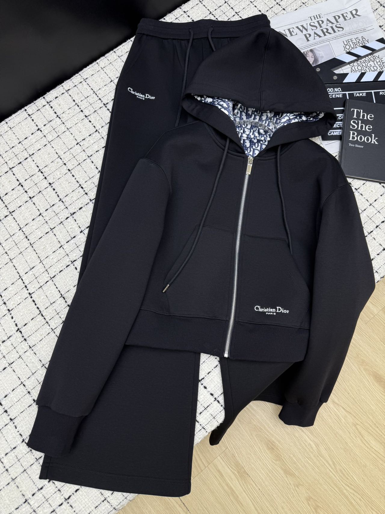 NO:717587,26 early spring new style, embroidered logo embellishment, hooded zipper small jacket + elastic straight casual pants, customized printed lining inside, super handsome set, looks good whether it is a set or worn separately, a proper king of casual fashion, two-color SML, jackets & coats, hats,1986090926早春新款 刺绣logo点缀 连帽拉链小外套+松紧直筒休闲裤 里面定制印花里布 超级帅气的一套 不管是一套搭配或者分开穿都好看 妥妥的王者休闲时髦感 两色SML,,jackets & coats,hats,,Women's clothing