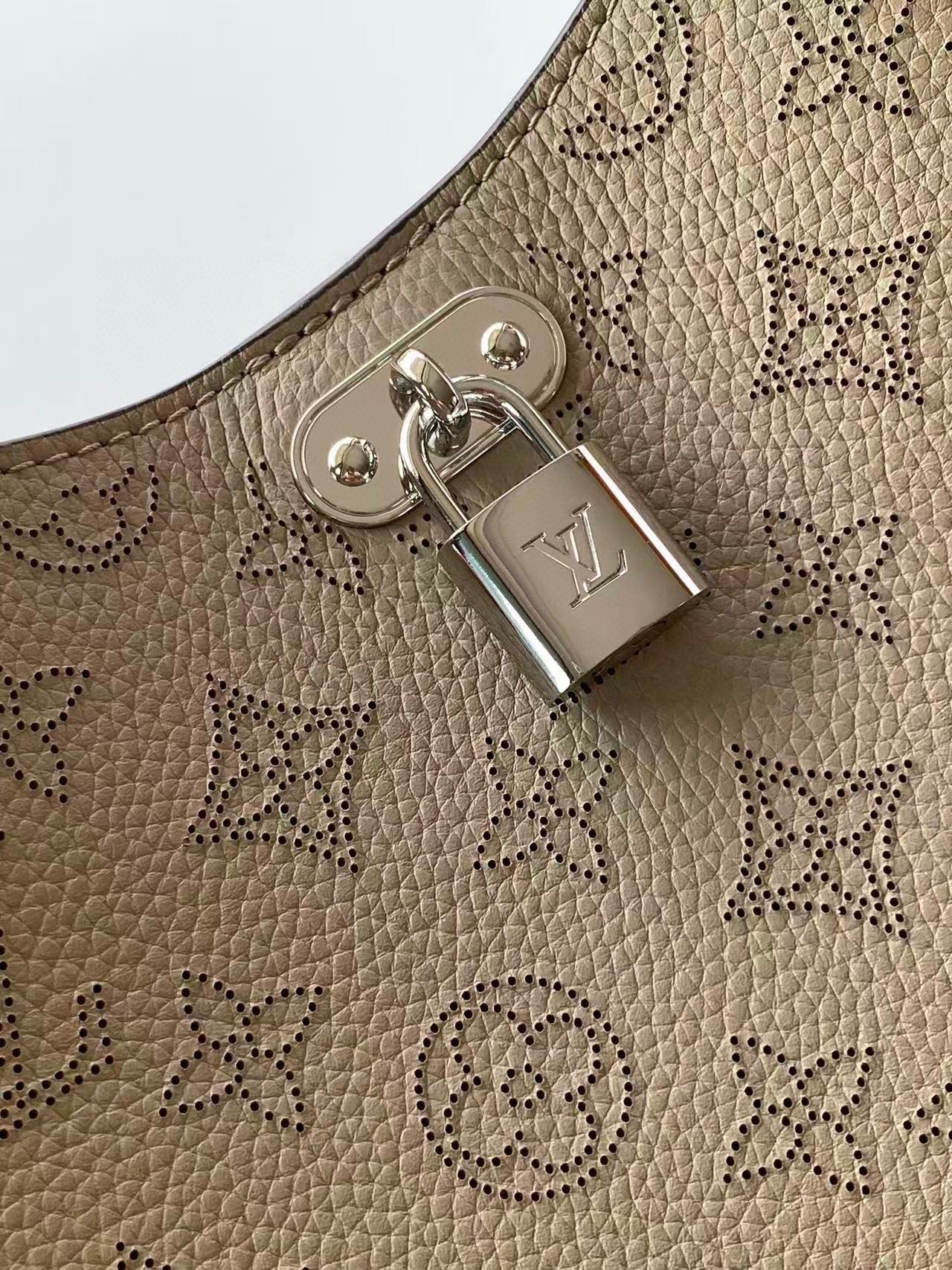 Louis Vuitton M14617 Beige Monogram crossbody everyday