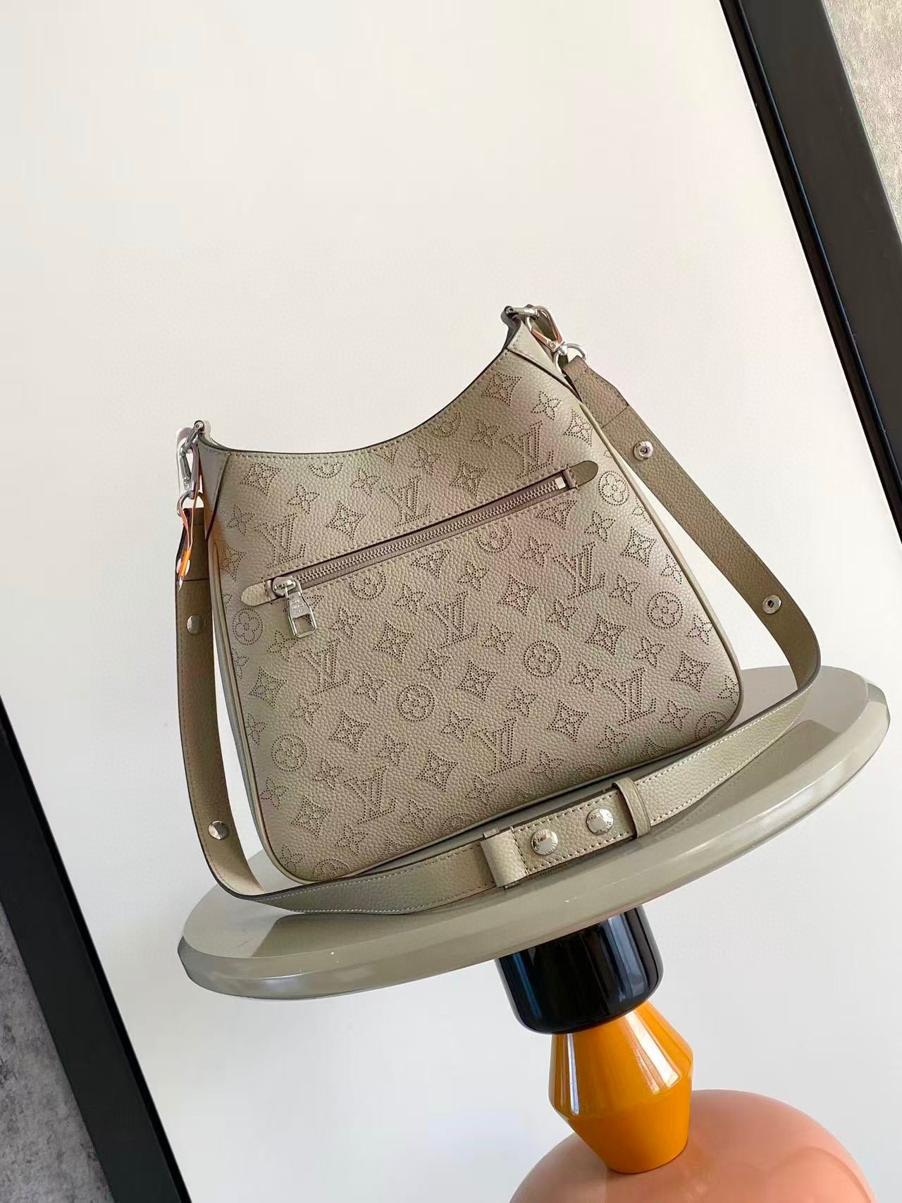 Louis Vuitton M14617 Beige Monogram crossbody everyday