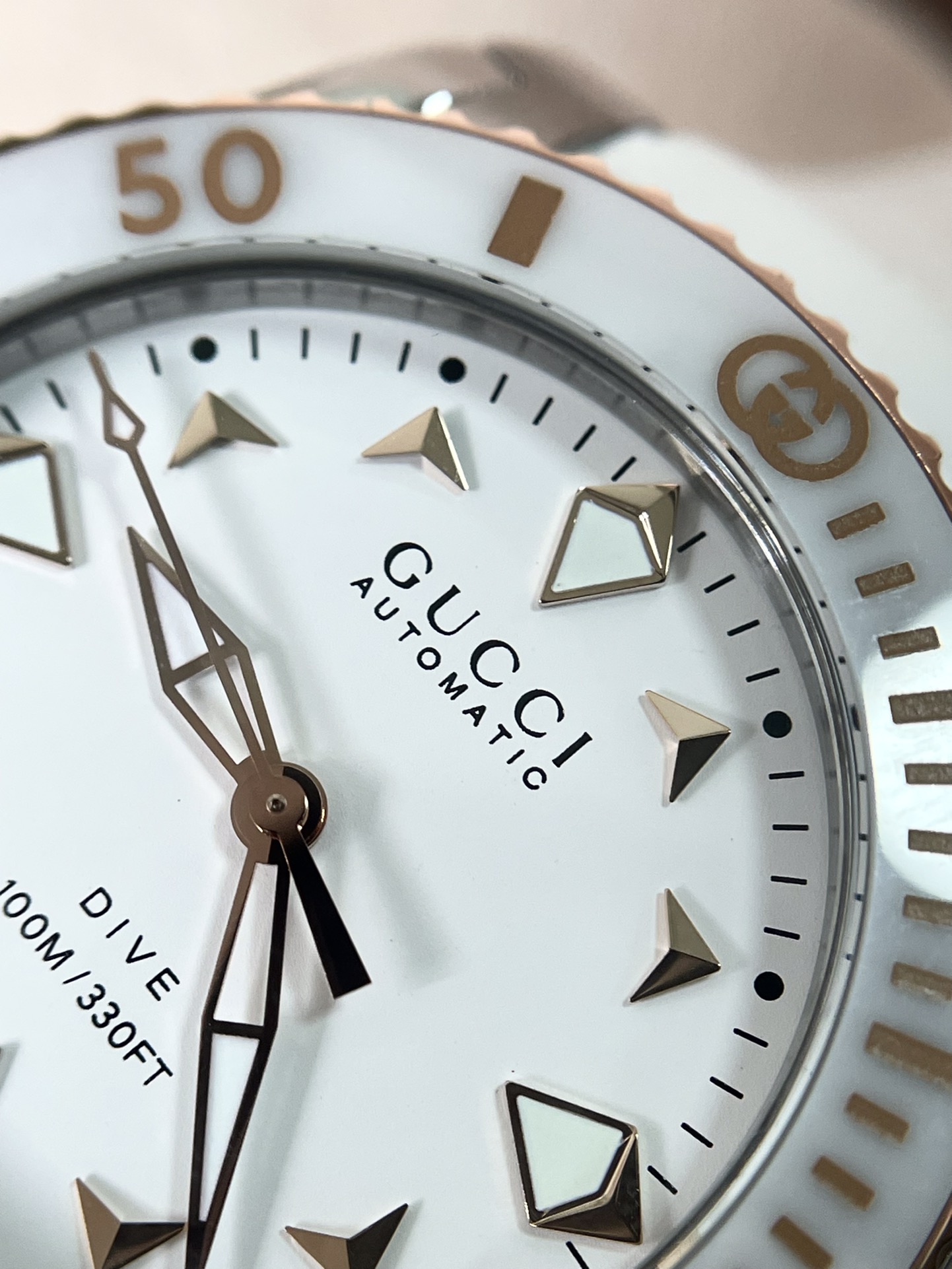 NO:715075,The hour markers on the Gucci dial are made of Gucci's iconic pyramid-shaped rivets. The metal texture is both recognizable and three-dimensional. It adopts a three-hand layout. The hands are made of polished material and the needle tips are covered with luminous coating. The super luminous light ensures that the time can be read clearly in weak environments, taking into account both beauty and practicality.,,gucci19860909古驰 表盘上的时标采用古驰标志性的金字塔形柳钉,金属质感呈现兼具辨识度与立体感,采用大三针布局,指针为抛光材质,针尖覆盖夜光涂层.超强夜光确保在微弱环境下也能清晰读时,兼顾美观与实用性.,,gucci,Watch