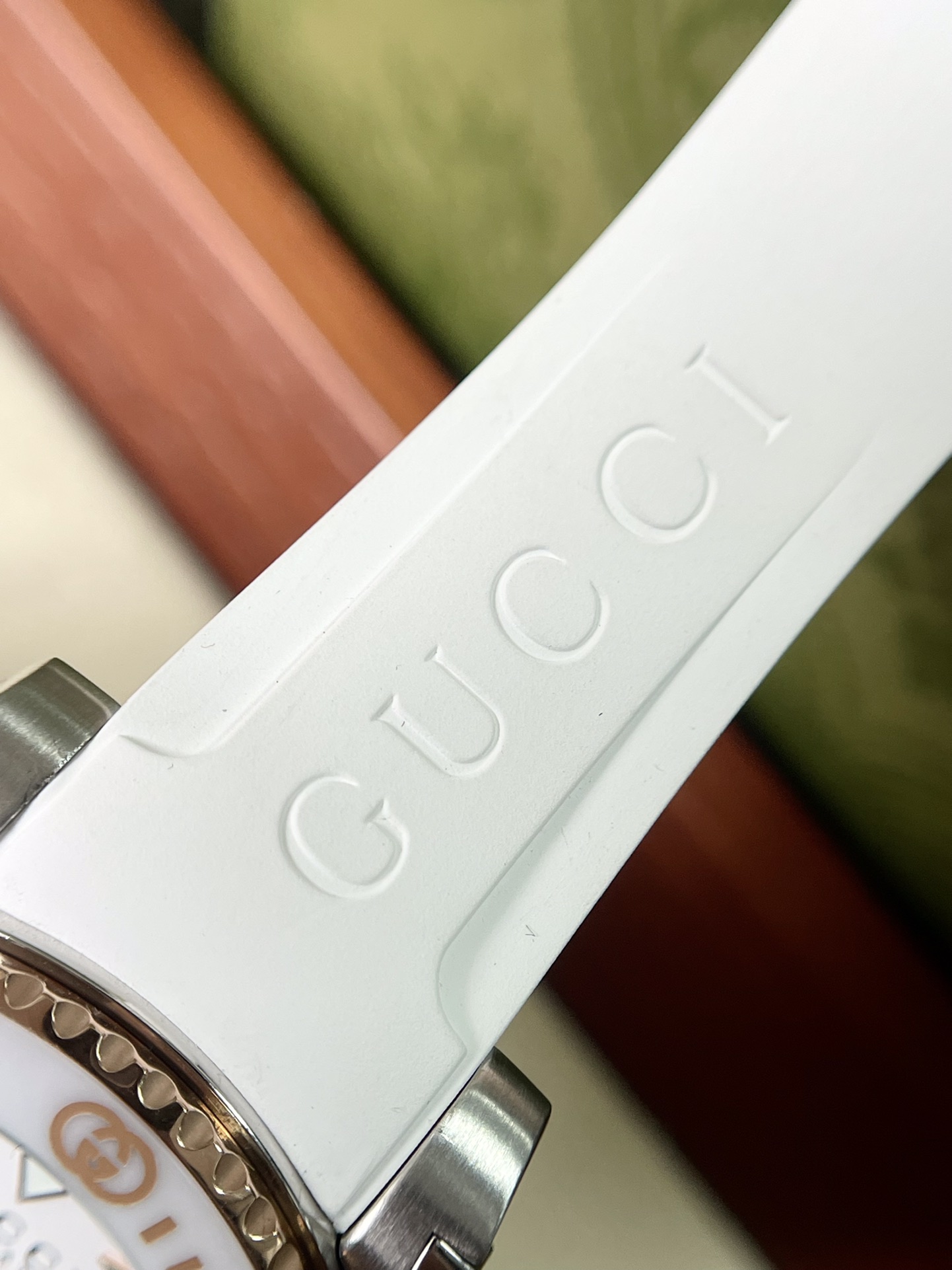 NO:715078,The Gucci strap is upgraded to top-grade Buddha rubber material, which is soft to the touch and full of toughness to ensure wearing comfort. It is equipped with a stainless steel pin buckle, which is stable and easy to adjust. It can be flexibly adjusted according to the size of the wrist. The rubber material is waterproof and wear-resistant, suitable for professional styling of diving watches, gucci19860909古驰 表带升级为顶级佛橡胶材质,触感柔软且韧性十足,保证佩戴的舒适度,配备精钢针扣,扣合稳固且调节便捷,根据手腕尺寸灵活调整.橡胶材质具备防水耐磨的特性,契合潜水腕表的专业定型,,gucci,Watch