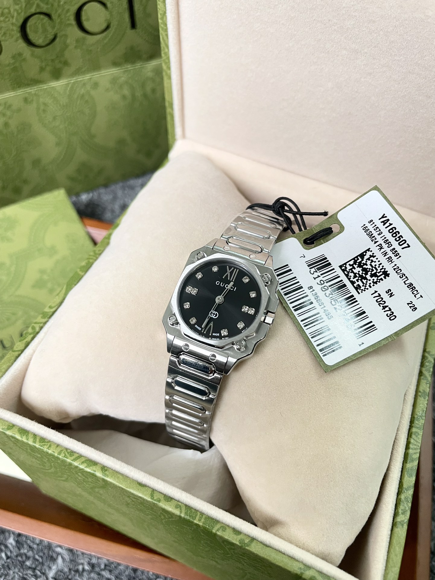 NO:715064,Gucci G-Flat series women's watch, model number YA166507, watch diameter 24mm, black dial, official selling price in RMB, stainless steel strap case, the dial part adopts vacuum galvanizing technology, anti-reflective sapphire mirror window, wear-resistant and scratch-resistant, never scratched; Swiss imported quartz movement, accurate travel time; dial scale inlaid with diamonds; butterfly buckle strap, easy to wear  The whole watch is very high-quality, and the personalized dial shows extraordinary and extraordinary. It is very eye-catching and you deserve it!  !  Shipped with packaging!  !  ,,gucci,gucci19860909Gucci 古驰 G-Flat系列女士腕表 款号YA166507 表径24mm,黑色表盘、 官方在售价格人民币 精钢表带表壳,其中表盘部分采用了真空镀锌技术 防反光蓝宝石镜窗,耐磨耐刮,永不刮花；瑞士进口石英机芯,走时精准；表盘刻度镶嵌钻石；蝴蝶扣表带,佩戴方便 整表非常有质感,个性化的表盘,彰显不凡与不俗,非常抢眼,您值得拥有！！ 发货配包装！！,,gucci,gucci,Watch