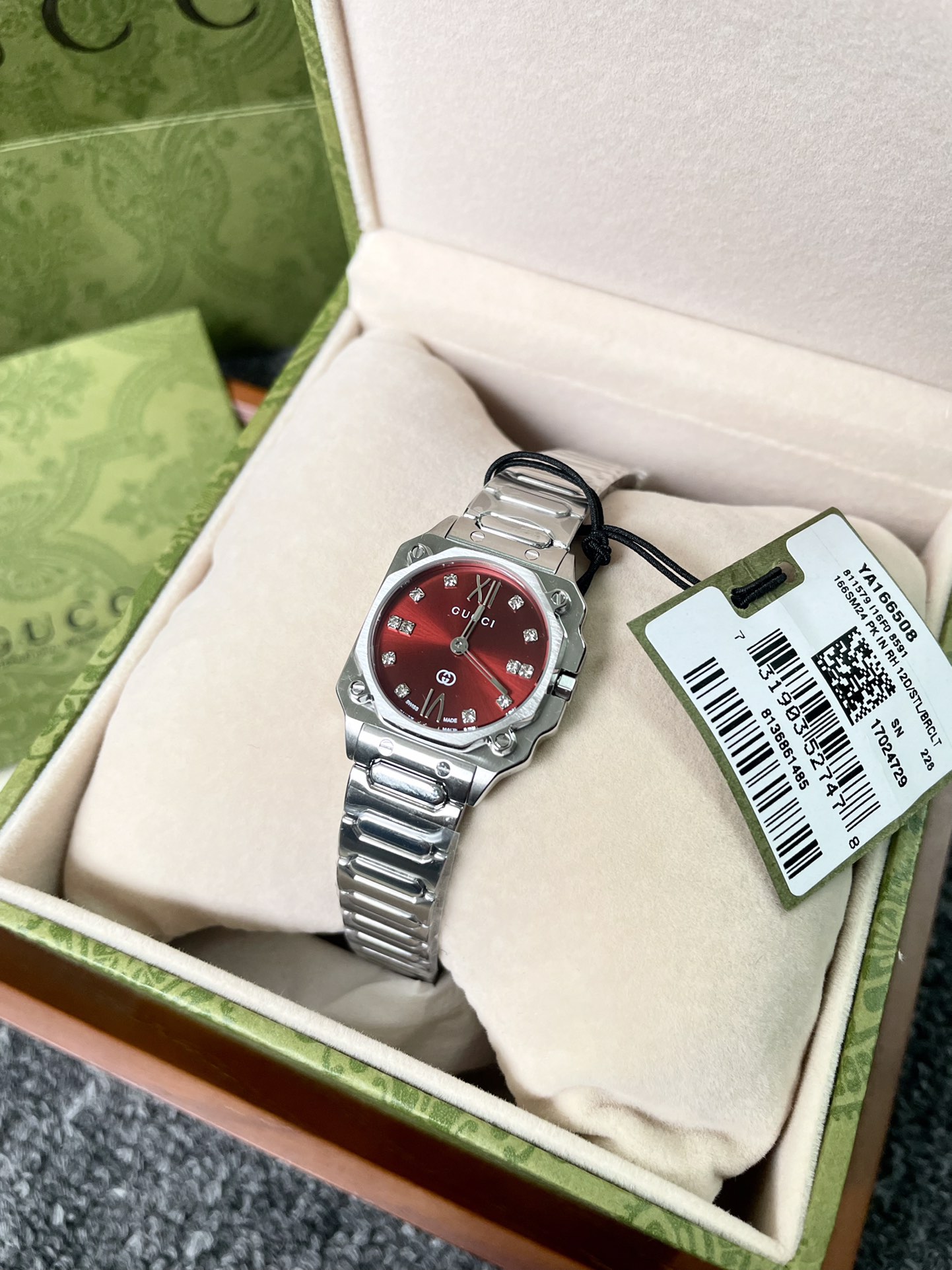 NO:715084,Gucci G-Flat series women's watch, model number YA166508, watch diameter 24mm, red dial, New Year's model, official selling price in RMB, stainless steel strap case, the dial part adopts vacuum galvanizing technology, anti-reflective sapphire mirror window, wear-resistant and scratch-resistant, never scratched; Swiss imported quartz movement, accurate travel time; dial scale inlaid with diamonds; butterfly buckle strap, easy to wear  The whole watch is very high-quality, and the personalized dial shows extraordinary and extraordinary. It is very eye-catching and you deserve it!  !  Shipped with packaging!  !  ,,gucci,gucci19860909Gucci 古驰 G-Flat系列女士腕表 款号YA166508 表径24mm,红色表盘、新年款 官方在售价格人民币 精钢表带表壳,其中表盘部分采用了真空镀锌技术 防反光蓝宝石镜窗,耐磨耐刮,永不刮花；瑞士进口石英机芯,走时精准；表盘刻度镶嵌钻石；蝴蝶扣表带,佩戴方便 整表非常有质感,个性化的表盘,彰显不凡与不俗,非常抢眼,您值得拥有！！ 发货配包装！！,,gucci,gucci,Watch