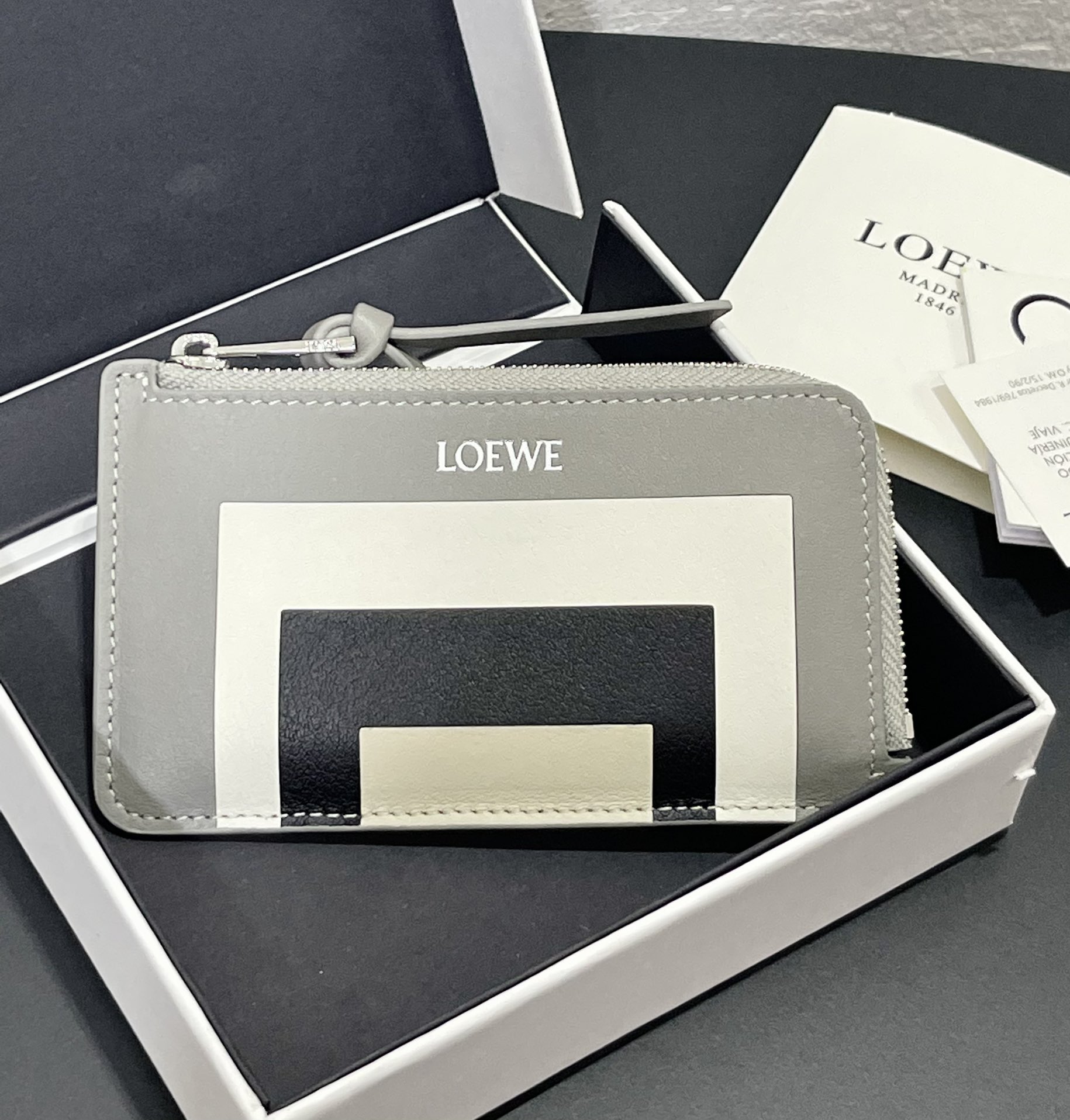 NO:718297,Josef and Anni Albers collaboration card holder made of classic Naa calfskin with inlaid square pattern, four card slots and zipper compartment. Model number 3821, size 13*7.5 (note that the pattern is inlaid and spliced, gaps are normal), Loewe wallet, loewe, wallets, cowhide19860909Josef and Anni Albers 合作款卡包 采用经典Naa小牛皮 镶嵌方形图案 四个卡位和拉链隔层. 款号3821 尺寸13*7.5（注意图案是镶嵌拼接的, 有缝隙属于正常）,罗意威钱包,loewe,wallets,cowhide,欧美剧