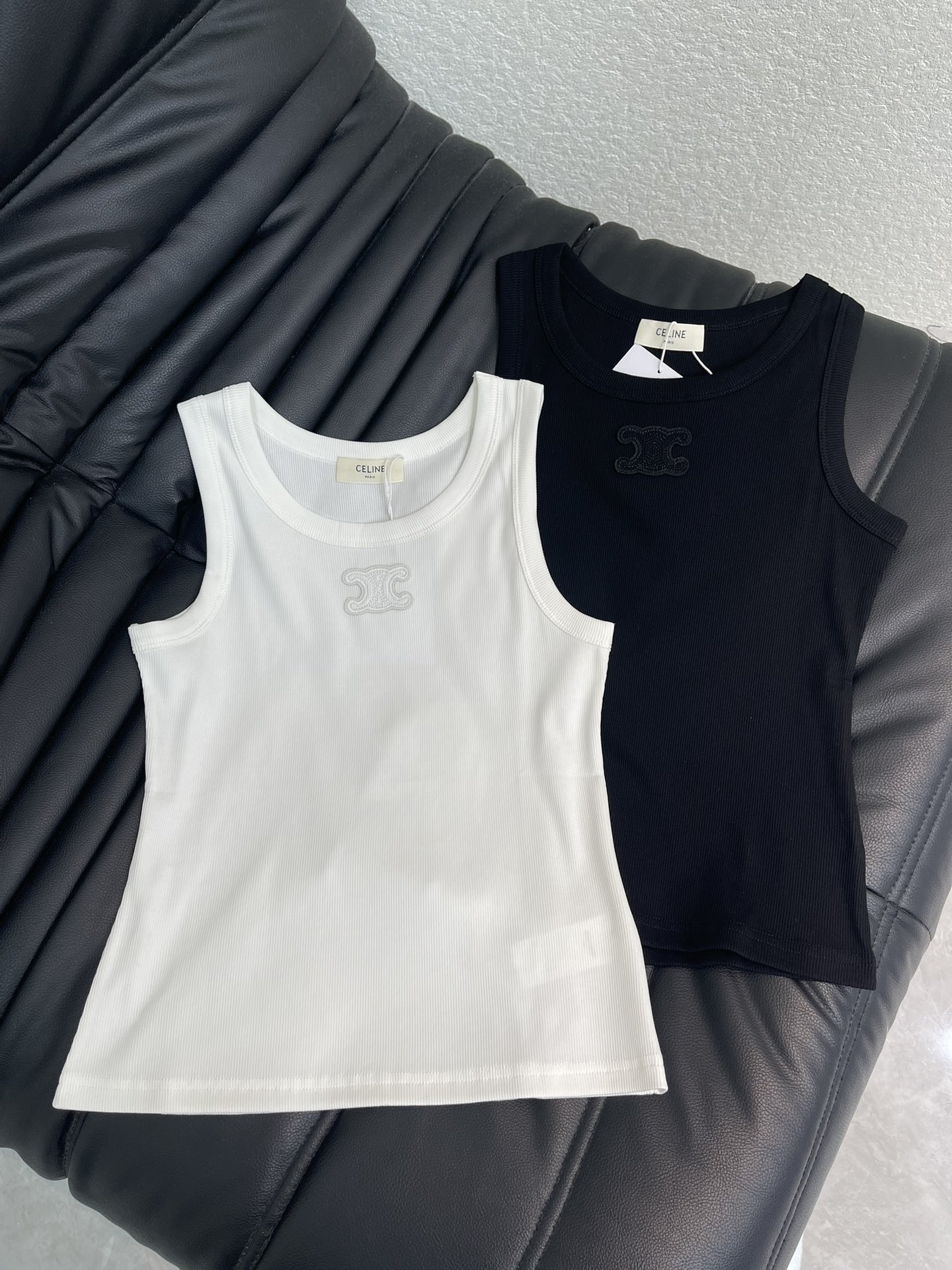 NO:716996,Celin*26 new all-match basic cotton vest. Customized YB twill stretch cotton material. Comfortable texture. Breathable and elastic. Round neck vest cut. I-shaped shoulder straps form a round neck and echo the Arc de Triomphe logo on the chest. Highlight the sense of wear. The whole body vertical pit strip texture is equipped with threaded edges. It is thin and slim. Shows relaxed tonality. Highlights the light luxury and fashionable temperament. Can be worn alone or layered. The first choice for fashionable wear in all seasons. SML A,,celine,19860909Celin*26新款百搭基础全棉背心.定制YB斜纹弹力全棉材质 质感舒适 透气弹力 圆领背心剪裁 工字肩带形成圆领 与胸前凯旋门徽标呼应 凸显穿搭高级感 通体竖坑条纹理配有螺纹包边 轻薄修身更显瘦 尽显松弛调性 凸显轻奢时髦气质 单穿叠穿均可 四季时尚穿搭首选 SML A,,celine,,Women's clothing