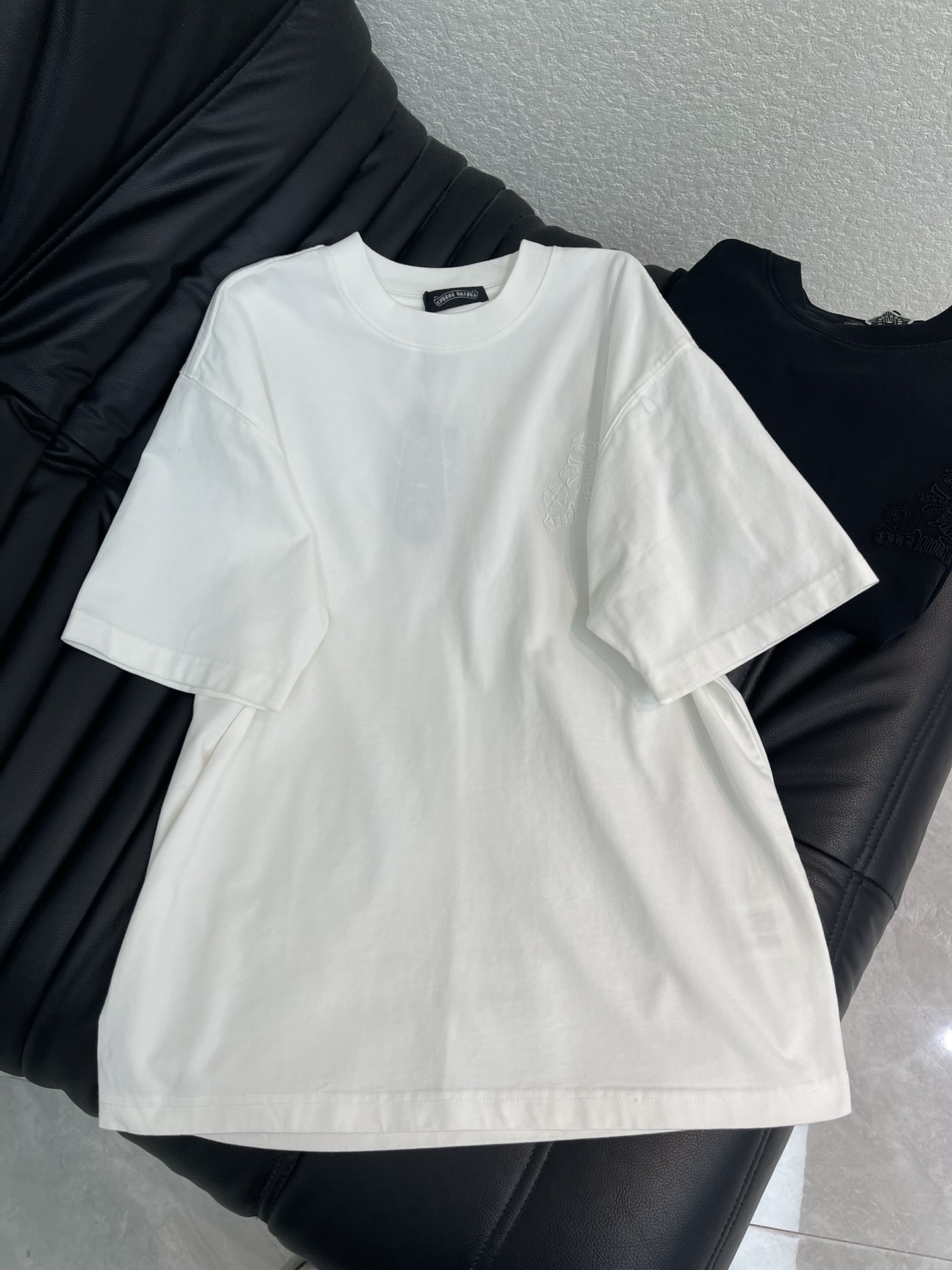 NO:717000,Chrome heart* Chrome heart 26 new solid color logo three-dimensional embroidery short-sleeved T-shirt. Pure cotton fabric!  The embroidered patterns on the chest and back show off the cool and handsome street trend!  The upper body turns into a killer from behind in one second!  Show off your spontaneity and exude a lively and youthful atmosphere!  Extreme wandering and free travel with concave shape. No one is more handsome than you!  It’s a very fashionable style that can be worn casually. It’s guaranteed to have a 100% chance of returning your attention when you go out on the street!  Same style for men and women!  S-XL A,,chrome hearts,chrome hearts,T-shirt,tees,t-shirt,19860909Chrome heart*克罗心26新款纯色logo立体刺绣短袖T恤.纯棉面料！胸前和背后刺绣图案好尽显酷炫帅气的街头潮流！上身一秒变背影杀手！展现随性不羁的同时洋溢活泼青春的气息！极度的徜徉与自由出行凹造型 没人比你更帅气！随意搭配就很潮的一款,出街保证你回头率百分百哦！ 男女同款！S-XL A,,chrome hearts,chrome hearts,T-shirt,tees，t-shirt,,Women's clothing