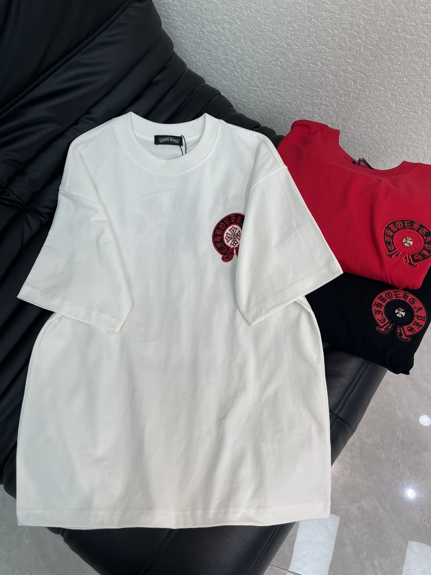 NO:716994,Chrome heart* Chrome heart 26 new red logo three-dimensional embroidery short-sleeved T-shirt. Pure cotton fabric!  The embroidered patterns on the chest and back show off the cool and handsome street trend!  The upper body turns into a killer from behind in one second!  Show off your spontaneity and exude a lively and youthful atmosphere!  Extreme wandering and free travel with concave shape. No one is more handsome than you!  It’s a very fashionable style that can be worn casually. It’s guaranteed to have a 100% chance of returning your attention when you go out on the street!  Same style for men and women!  S-XL AA,,chrome hearts,chrome hearts,T-shirt,tees,t-shirt,19860909Chrome heart*克罗心26新款红色logo立体刺绣短袖T恤.纯棉面料！胸前和背后刺绣图案好尽显酷炫帅气的街头潮流！上身一秒变背影杀手！展现随性不羁的同时洋溢活泼青春的气息！极度的徜徉与自由出行凹造型 没人比你更帅气！随意搭配就很潮的一款,出街保证你回头率百分百哦！ 男女同款！S-XL AA,,chrome hearts,chrome hearts,T-shirt,tees，t-shirt,,Women's clothing