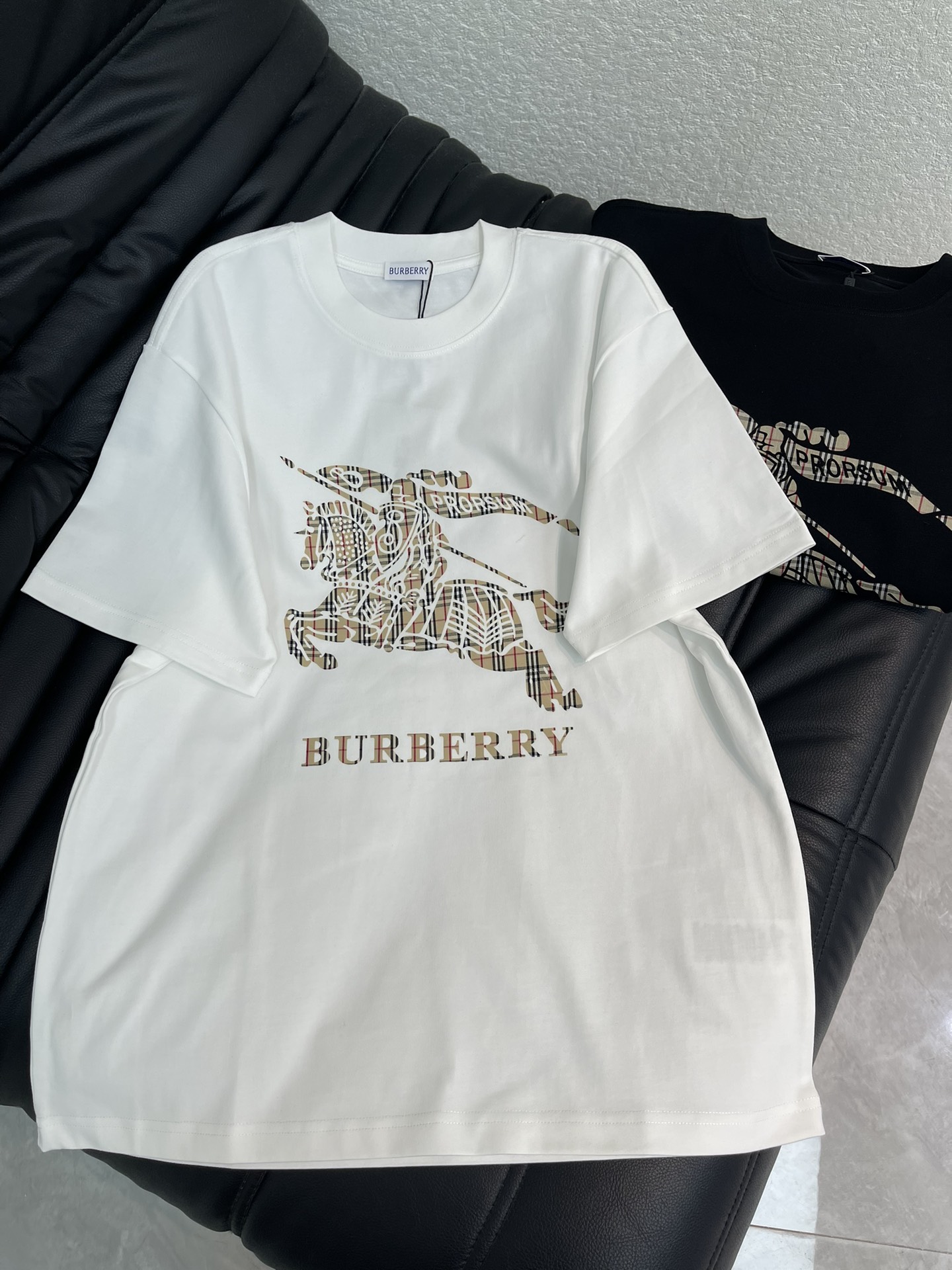 NO:716991,Burberr*26 new spring and summer war horse series short-sleeved T-shirt. Made of high-weight cotton fabric, the fabric feels comfortable, skin-friendly and breathable!  Classic series plaid war horse printing technology. A high-end clothing item that combines fashionable design and exquisite craftsmanship. It cleverly combines the brand's iconic elements with modern trends, showing the unique brand charm and the wearer's personality. Same style for men and women!  S-XL,,burberry,T-shirt,tees,t-shirt,19860909Burberr*26春夏新款战马系列短袖T恤.采用高克重全棉面料,面料手感舒适.亲肤透气！经典系列 格纹战马印花工艺.一款融合了时尚设计与精湛工艺的高端服饰单品,它巧妙地将品牌标志性的元素与现代潮流趋势相结合,展现了独特的品牌魅力与穿着者的个性风采.男女同款！S-XL,,burberry,T-shirt,tees，t-shirt,,Women's clothing