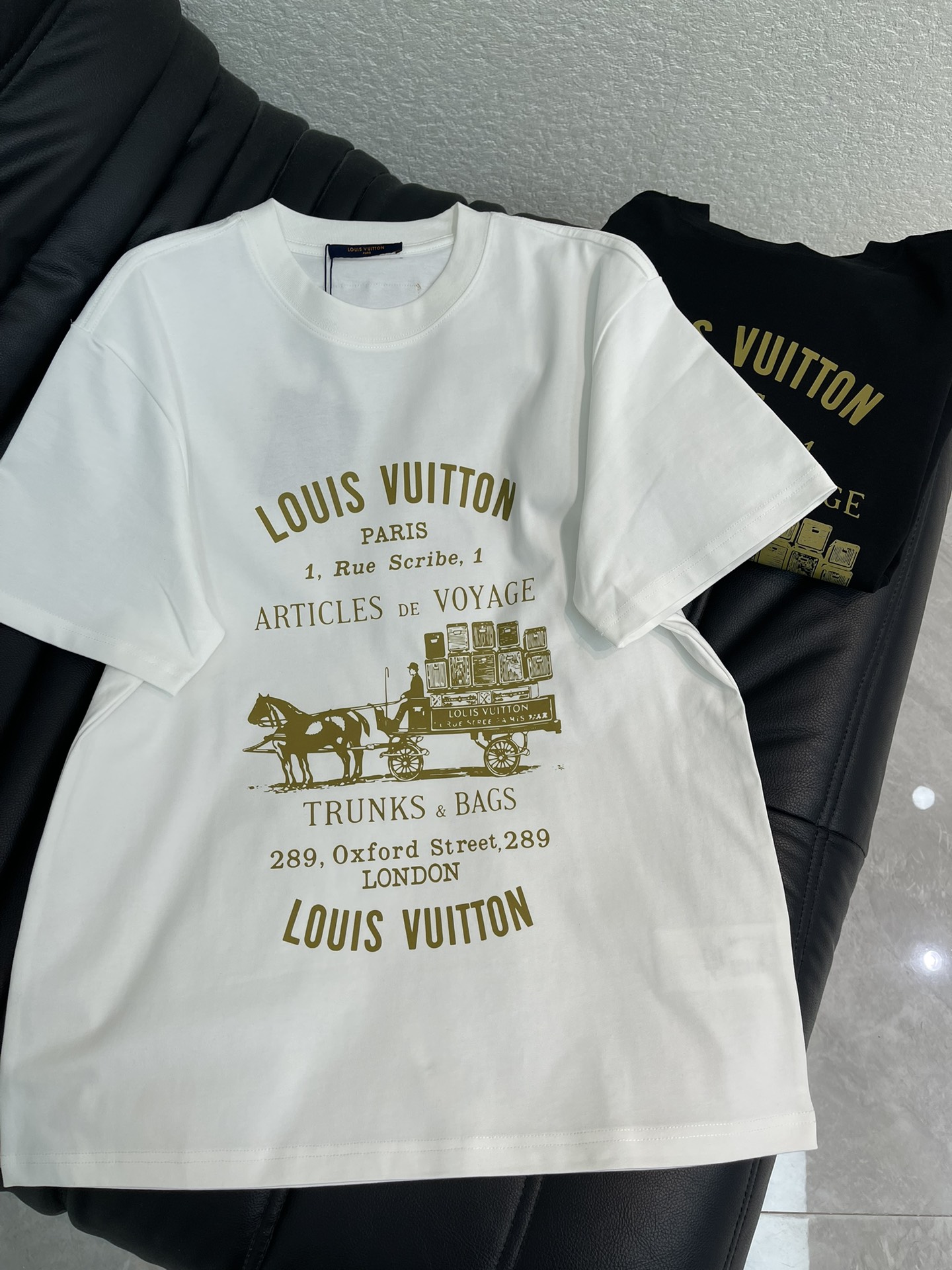 NO:716988,Louis Vuitto*26 new gold carriage and horse pattern printed short-sleeved T-shirt. Made of high-gram heavy-wash pure cotton fabric, pure cotton is breathable, very refreshing and comfortable for daily wear. The rib knitting on the neckline is smooth and tight, and the neckline will not be skewed when you toss it around. It has a loose fit and you will find that it looks really good on the upper body. The overall design is simple and neat, and it is super versatile for daily wear!  Pair it casually with one for a youthful look. A round neck will make your outfit go crazy. It’s a fashionable item that you can never go wrong with!  Same style for men and women!  S-XL A,,louis vuitton,T-shirt,tees,t-shirt,gold,19860909Louis Vuitto*26新款黄金马车马年图案印花短袖T恤.高克重洗水纯棉质面料,纯棉透气,日常穿着非常清爽穿感舒适,领口的罗纹针织平整紧密,随意折腾都不会领口歪斜,宽松版型,上身你就会发现真的好好看,整体极简利落,超级日常百搭！随随便便搭配一件就是青春的样子,一件圆领就能为你的穿搭疯狂,绝不会出错的时髦单品！男女同款！S-XL A,,louis vuitton,T-shirt,tees，t-shirt,gold,,Women's clothing