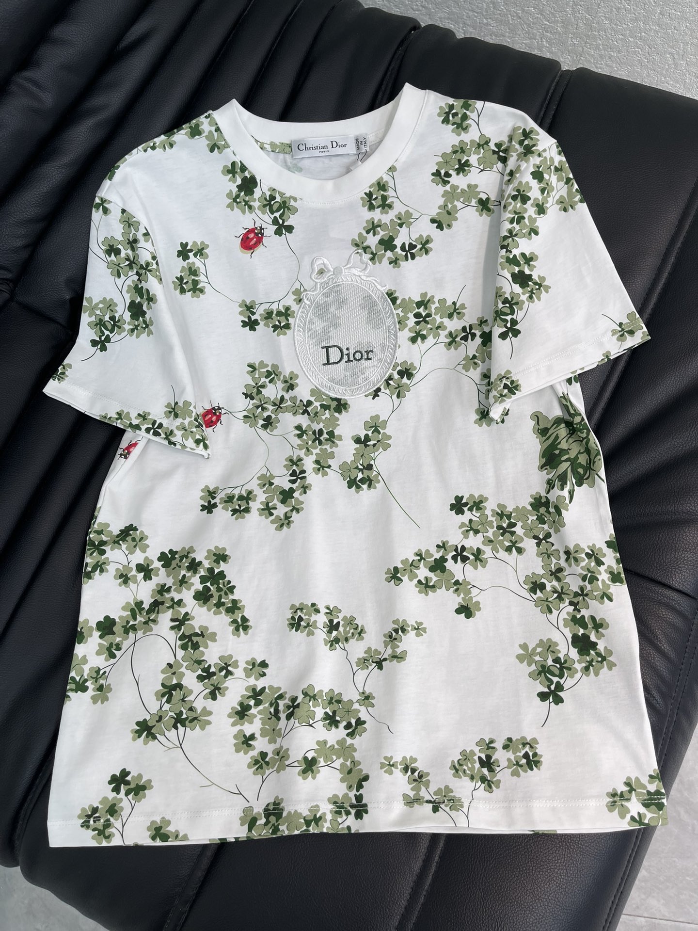NO:716993,Dio*26 new spring and summer four-leaf clover insect print short-sleeved T-shirt. High-count combed cotton fabric, soft and skin-friendly and breathable. It will not make you sweaty in summer. The classic round-neck version has a lot of fat. It can be perfectly adapted to whether you have a pear-shaped or an apple-shaped figure ~ full body  The four-leaf clover print is paired with insect details, and the three-dimensional bow embroidered letter design on the chest is fresh and smart. It fully embodies Dior's luxury brand craftsmanship. It looks super high-end when worn with jeans and skirts every day. It is a perfect light luxury outfit!  SML A,,dior,skirts,jeans,T-shirt,tees,t-shirt,19860909Dio*26春夏新款四叶草昆虫印花短袖T恤.高支精梳纯棉面料,软糯亲肤还透气,夏天穿完全不闷汗经典圆领版型巨藏肉,不管是梨形还是苹果型身材都能完美适配～满身的四叶草印花搭配昆虫的细节,胸前立体蝴蝶结刺绣字母设计,清新又灵动,把Dior的奢牌工艺体现得淋漓尽致,日常搭牛仔裤、半身裙都超有高级感,妥妥的轻奢穿搭天花板！SML A,,dior,skirts,jeans,T-shirt,tees，t-shirt,,Women's clothing