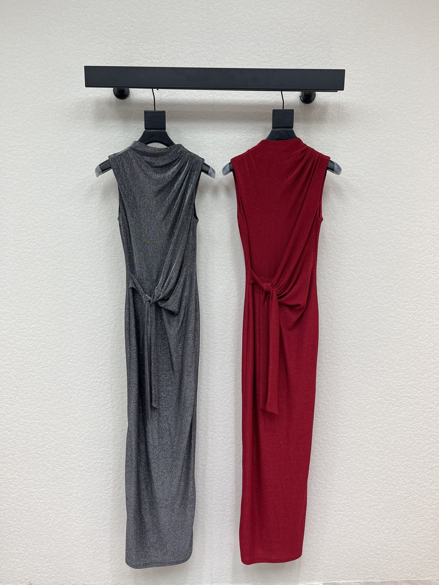 NO:717008,Design 26 new metallic gray wrap dress skirt, stretch knit material, slim and slim, wrap design + waist tie, elegant and comfortable. Sleeveless long dress, metallic gray low-key luxury, with built-in shimmer, suitable for parties, dinners and other formal occasions. DVF classic wrap cut, showing off female curves, easily adapts to a variety of body types, is a practical and advanced light dress choice!  2 colors S-XL,,skirts,19860909设计26新款金属灰裹身礼服裙,弹力针织材质,修身显瘦,裹身设计+腰部系带,优雅又舒适.无袖长款连衣裙,金属灰色低调奢华,自带微光,适合派对、晚宴等正式场合.DVF经典裹身剪裁,展现女性曲线,轻松应对多种身材,是实用又高级的轻礼服选择！2个色 S-XL,,skirts,,Women's clothing