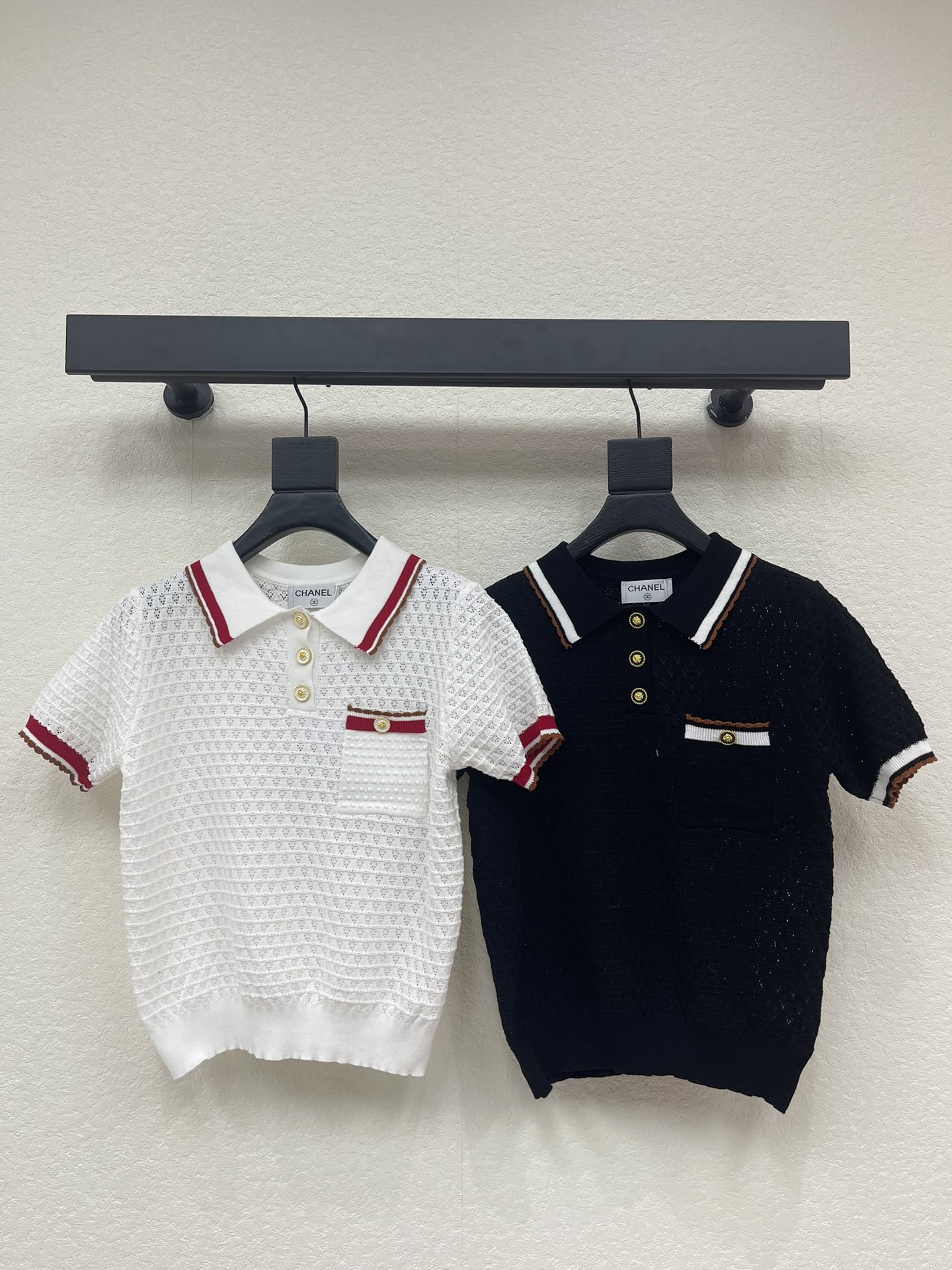 NO:717014,Chane*26 new early spring hollow knitted Polo shirt with short sleeves, embellished with red stripes and buttons, full of college style!  Small chest pocket design with exquisite details. High-quality knitted fabric, soft and comfortable, very suitable for spring and autumn ~ It is elegant whether paired with casual pants or skirts, and can easily create a French atmosphere SML A,,chanel,skirts,T-shirt,19860909Chane*26早春新款镂空针织Polo衫短袖,点缀红色条纹和纽扣,学院风满满！胸前小口袋设计,细节精致.高品质针织面料,柔软舒适,春秋季节穿着超合适～无论搭配休闲裤还是裙装都很优雅,轻松打造法式氛围感SML A,,chanel,skirts,T-shirt,,Women's clothing