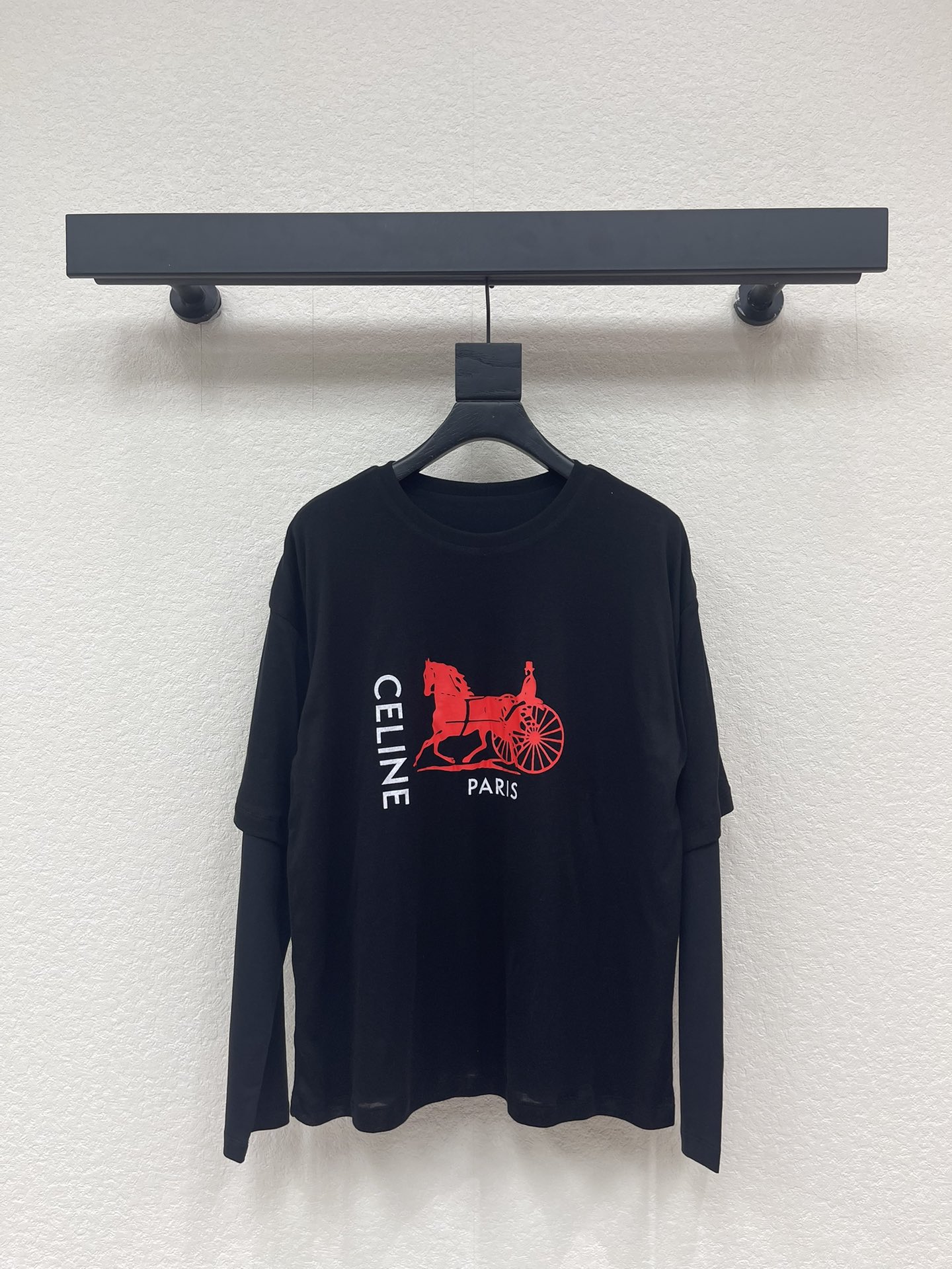 NO:717011,Celin*26 New Year's limited edition carriage fake two-piece long-sleeved T-shirt, black main color + red carriage LOGO, simple and recognizable, fake two-piece design, short-sleeved layering, full of layering, easy to control in daily life or festivals, high-quality cotton material, soft and comfortable, loose fit is super casual, it is OK to match jeans or casual pants, retro and fashionable, easy to get casual style~SML,,celine,jeans,T-shirt,tees,t-shirt,19860909Celin*26新年限定马车假两件长袖T恤,黑色主色+红色马车LOGO,简约又有辨识度,假两件设计,短袖叠穿感,层次感满满,日常或节日都能轻松驾驭,高品质棉料,柔软舒适,宽松版型超显随性,搭配牛仔裤或休闲裤都很OK,复古又时尚,轻松get休闲风～SML,,celine,jeans,T-shirt,tees，t-shirt,,Women's clothing