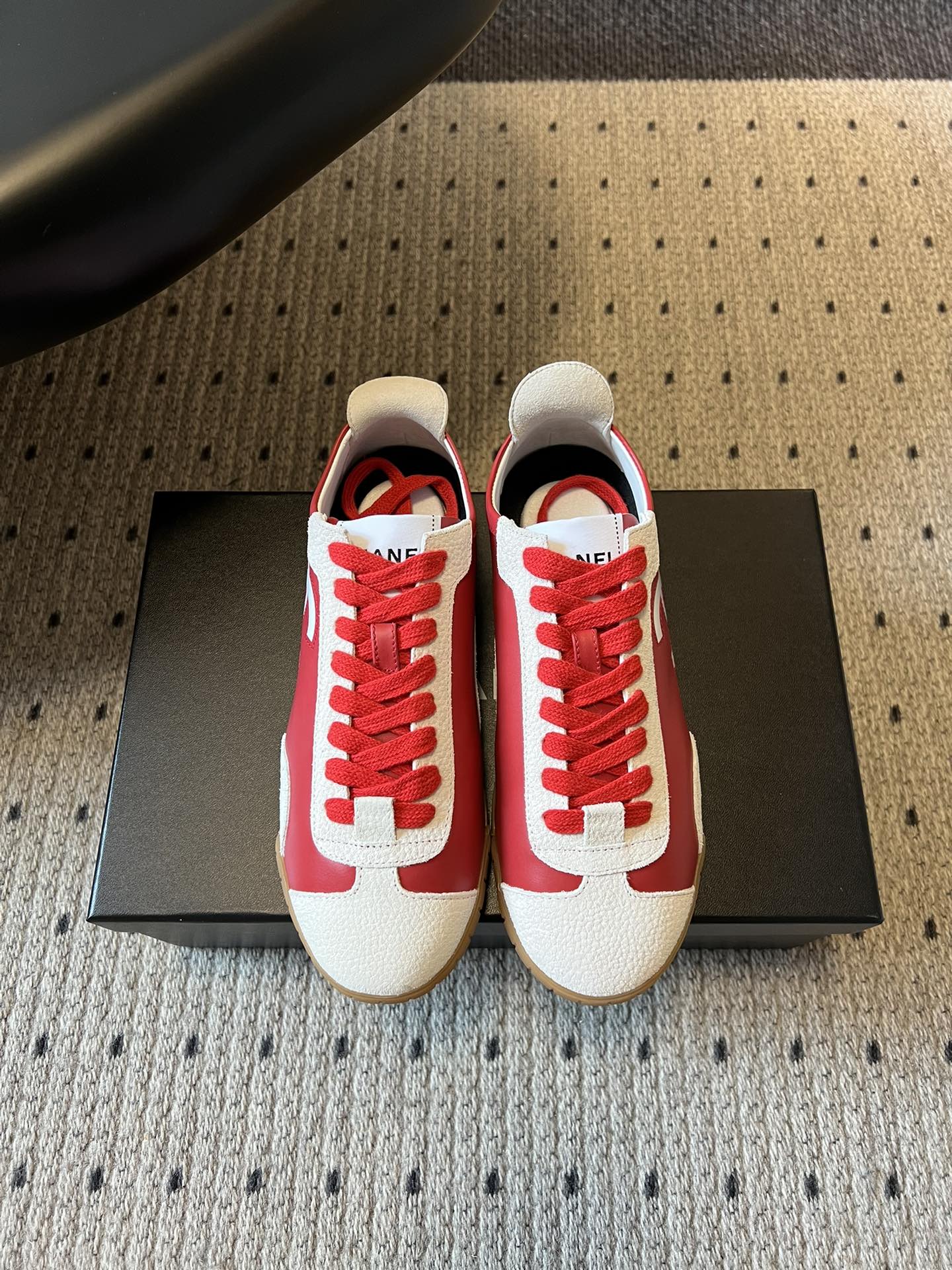 NO:724301,Top quality Chane*26ss early spring new retro moral training shoes, sports shoes and casual shoes. The embroidery on the side of the shoe is a low-key but highly recognizable brand symbol, and the details highlight the luxurious texture. It uses a natural rubber outsole, which is non-slip and wear-resistant and has a retro matte texture. The built-in cushioning layer takes into account both styling and walking comfort.  Combining Chanel's classic aesthetics and retro sports style, it is the core item to create 'old money style' and 'intellectual style'. Whether it is daily commuting, afternoon tea dates or short trips, these shoes can be easily controlled. They are 'universal shoes' that have both good looks and practicality. Upper frosted cowhide/silk cowhide, lini19860909顶级品质 Chane*26ss早春新款复古德训鞋运动鞋休闲鞋 鞋身侧面的刺绣,是低调却极具辨识度的品牌符号,细节处彰显奢华质感.采用天然生胶大底,防滑耐磨且自带复古哑光质感,内置缓震层兼顾了造型感与行走舒适度. 融合了香奈儿的经典美学与复古运动风,是打造“老钱风”“知识分子风”的核心单品.无论是日常通勤、下午茶约会还是短途旅行,这几款鞋都能轻松驾驭,是兼具颜值与实用性的“万能鞋款”. 鞋面磨砂牛皮/丝绸牛皮 内里羊皮 鞋底生胶大底 增高2.5cm Size39-41码（40、41码定制不退换）,休闲鞋/运动鞋,chanel,chanel,sneakers,cowhide,sheepskin,Women's Shoes