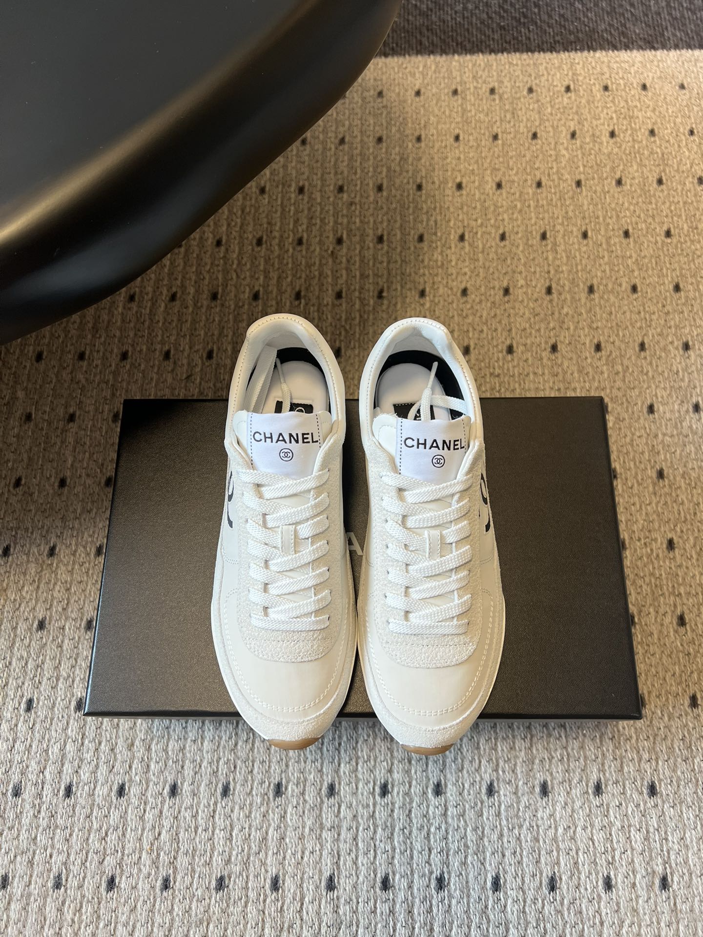 NO:724313,Top quality Chane*26ss early spring new retro moral training shoes, sports shoes and casual shoes. Inspired by the track and field training shoes of the 70s and 80s, the shoe body has smooth and neat lines, the rounded toe and thin sole design bring a lazy and relaxed retro atmosphere. It is the core item to create a 'French sense of relaxation'. Embroidery/embossed double C on the side of the shoe body  The logo is a low-key but highly recognizable brand symbol, and the details highlight the luxurious texture. There are calm purple and black, versatile off-white, and warm earth tones, which can be paired with jeans and sweaters to create a casual daily look. The upper is washed space cloth/cow suede, the lining is sheepskin, the sole is TPU outsole, and the height is increased by 2.5cm.  Size39-41 (customized sizes 40 and 41 are non-refundable), casual shoes/sports shoes, chanel, sneakers, hoodie, sweatshirts, jeans, sheepskin19860909顶级品质 Chane*26ss早春新款复古德训鞋运动鞋休闲鞋 以70-80年代的田径训练鞋为灵感,鞋身线条流畅利落,圆润鞋头与薄底设计自带慵懒松弛的复古氛围,是打造“法式松弛感”的核心单品. 鞋身侧面的刺绣/压印双C Logo,是低调却极具辨识度的品牌符号,细节处彰显奢华质感.既有沉稳的紫黑、百搭的米白,也有温暖的大地色,既能搭配牛仔裤、卫衣打造随性日常造型. 鞋面水洗太空布/牛反绒 内里羊皮 鞋底TPU大底 增高2.5cm Size39-41码（40、41码定制不退换）,休闲鞋/运动鞋,chanel,sneakers,hoodie,sweatshirts,jeans,sheepskin,Women's Shoes