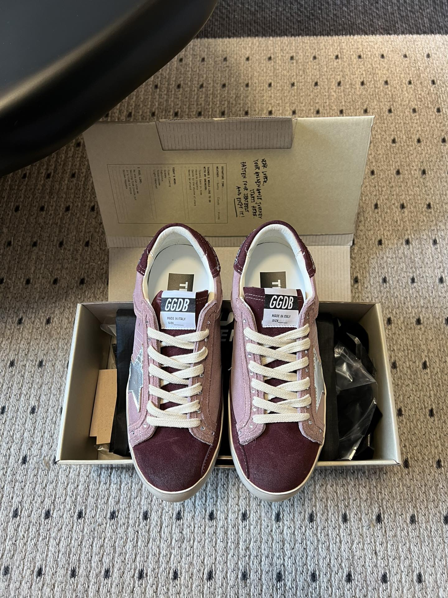 NO:723988,GGD*26ss early spring new retro old-style lace-up diamond star shoes small dirty shoes continue the brand's classic 'dirty shoe' design. The uppers, laces and soles all have deliberately worn and yellowed effects, restoring the retro texture of California skateboard culture. The distressed details of each pair of shoes are unique. The classic silhouette design of low-cut sneakers with iconic star elements on the side is the classic logo of GGDB. The shoe shape is versatile and has both street fashion and light luxury texture.  Material cowhide/cow suede, lining sheepskin, rubber outsole, 2.5cm increase, shoe size 35-40 (customized size 40 is not returnable), casual shoes/sports shoes, sneakers, cowhide, sheepskin19860909GGD*26ss早春新款复古做旧风绑带烫钻星星鞋小脏鞋 延续品牌经典的「脏脏鞋」设计,鞋面、鞋带和鞋底都带有刻意做旧的磨损、泛黄效果,还原加州滑板文化的复古质感,每双鞋的做旧细节都独一无二. 经典版型设计低帮板鞋轮廓搭配标志性侧边星星元素,是GGDB的经典标识,鞋型百搭且兼具街头潮流与轻奢质感. 材质牛皮/牛反绒 内里羊皮 大底橡胶大底 增高2.5cm 鞋码35-40码（40码定制不退换）,休闲鞋/运动鞋,sneakers,cowhide,sheepskin,Women's Shoes