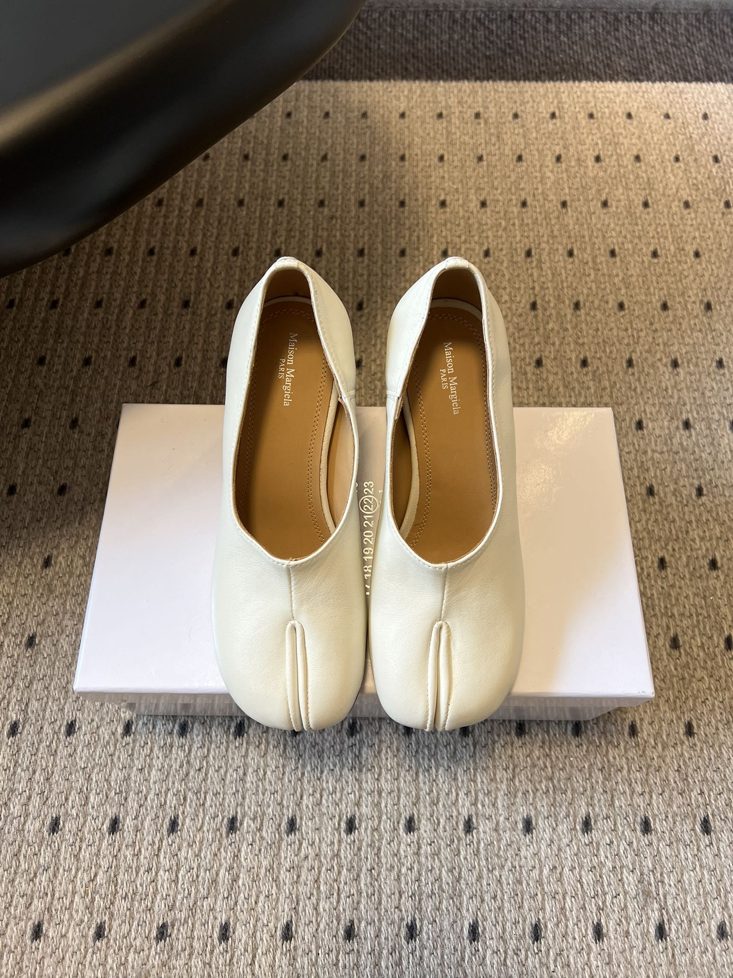 NO:724062,Maison Margiel*26ss early spring new split-toe thick-heeled high-heeled shoes. The upper is made of delicate lambskin, matte suede and other materials, which are soft and shiny to the touch. Different textures present a delicate gloss and retro matte effect. The lining is made of soft calfskin and is matched with elastic insoles to keep your feet comfortable even if you wear them for a long time, solving the pain point of 'good-looking shoes are not easy to walk on'. The split-toe design is Maison  Margiela's iconic visual language can not only express personality and attitude, but also instantly enhance the recognition of the style. It is a 'status symbol' in the fashion circle. The minimalist shoe shape weakens the avant-garde feeling of the split toe, making it suitable for the show style, but also integrated into daily commuting, dating and other scenes. It is a choice that is both artistic and practical. The upper is vegetable tanned sheepskin, the lining is imported water-dyed cowhide, the outsole is genuine leather, size 35-40 (40 size customization is not returnable)  Heel height 7cm, split-toe shoes, high heels, cowhide, sheepskin, chamois leather, Leather soles19860909Maison Margiel*26ss早春新款分趾粗跟高跟鞋单鞋 鞋面采用细腻的小羊皮、哑光麂皮等材质,触感柔软且富有光泽,不同质感呈现出细腻光泽与复古哑光效果.内衬采用柔软小牛皮,搭配弹性鞋垫,即使长时间穿着也能保持脚部舒适,解决了“好看的鞋不好走”的痛点. 分趾设计是Maison Margiela的标志性视觉语言,既能表达个性态度,也能瞬间提升造型的辨识度,是时尚圈的“身份符号”.极简鞋型弱化了分趾的先锋感,使其既能适配秀场造型,也能融入日常通勤、约会等场景,是兼具艺术性与实穿性的选择. 鞋面植鞣羊皮 内里进口水染牛皮 大底真皮大底 size35-40码（40码定制不退换） 跟高7cm,分趾鞋,high heels,cowhide,sheepskin,chamois leather,Leather soles,Women's Shoes