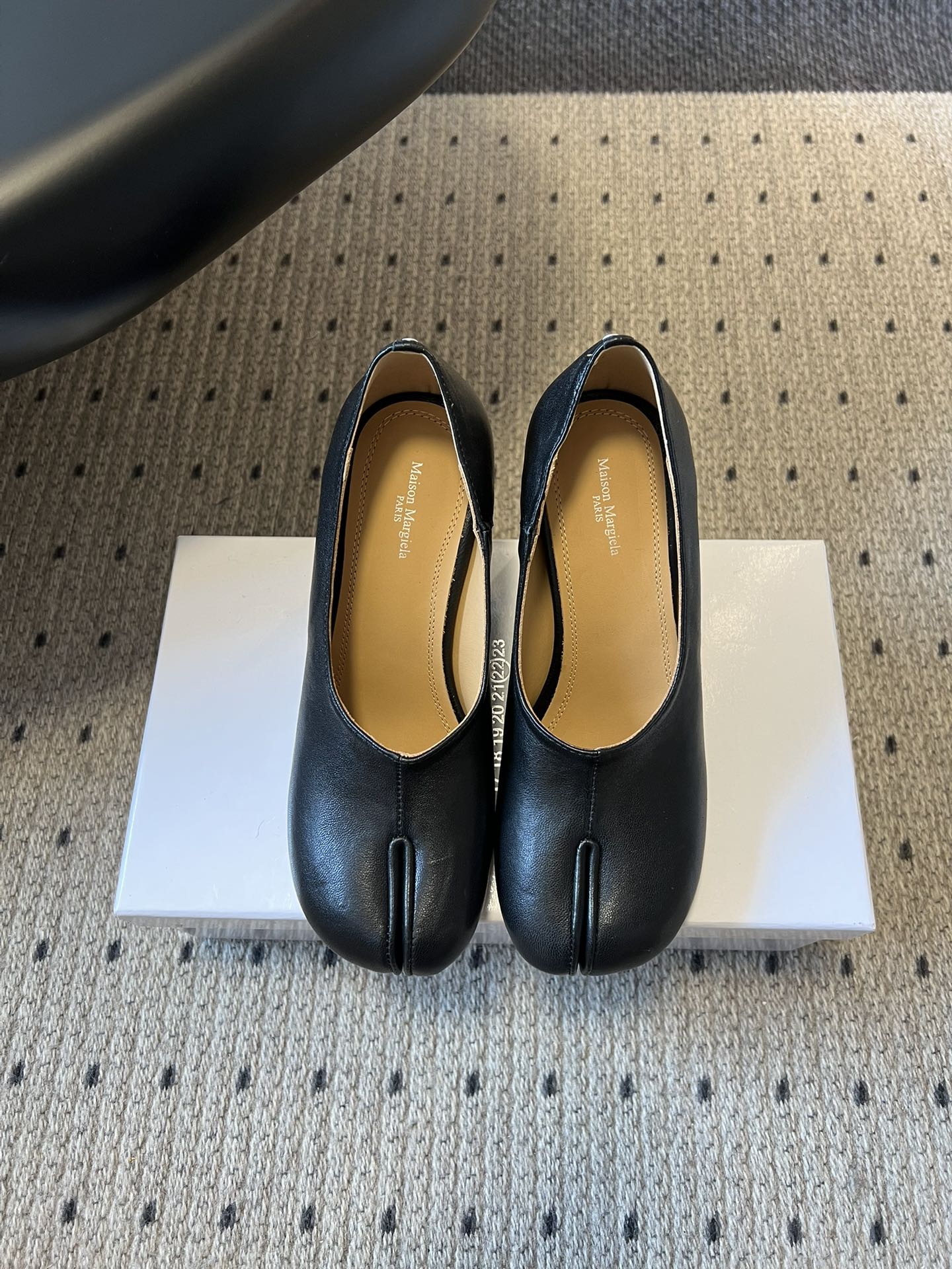 NO:724067,Maison Margiel*26ss early spring new split-toe thick-heeled high-heeled shoes. The upper is made of delicate lambskin, matte suede and other materials, which are soft and shiny to the touch. Different textures present a delicate gloss and retro matte effect. The lining is made of soft calfskin and is matched with elastic insoles to keep your feet comfortable even if you wear them for a long time, solving the pain point of 'good-looking shoes are not easy to walk on'. The split-toe design is Maison  Margiela's iconic visual language can not only express personality and attitude, but also instantly enhance the recognition of the style. It is a 'status symbol' in the fashion circle. The minimalist shoe shape weakens the avant-garde feeling of the split toe, making it suitable for the show style, but also integrated into daily commuting, dating and other scenes. It is a choice that is both artistic and practical. The upper is vegetable tanned sheepskin, the lining is imported water-dyed cowhide, the outsole is genuine leather, size 35-40 (40 size customization is not returnable)  Heel height 7cm, split-toe shoes, high heels, cowhide, sheepskin, chamois leather, Leather soles19860909Maison Margiel*26ss早春新款分趾粗跟高跟鞋单鞋 鞋面采用细腻的小羊皮、哑光麂皮等材质,触感柔软且富有光泽,不同质感呈现出细腻光泽与复古哑光效果.内衬采用柔软小牛皮,搭配弹性鞋垫,即使长时间穿着也能保持脚部舒适,解决了“好看的鞋不好走”的痛点. 分趾设计是Maison Margiela的标志性视觉语言,既能表达个性态度,也能瞬间提升造型的辨识度,是时尚圈的“身份符号”.极简鞋型弱化了分趾的先锋感,使其既能适配秀场造型,也能融入日常通勤、约会等场景,是兼具艺术性与实穿性的选择. 鞋面植鞣羊皮 内里进口水染牛皮 大底真皮大底 size35-40码（40码定制不退换） 跟高7cm,分趾鞋,high heels,cowhide,sheepskin,chamois leather,Leather soles,Women's Shoes