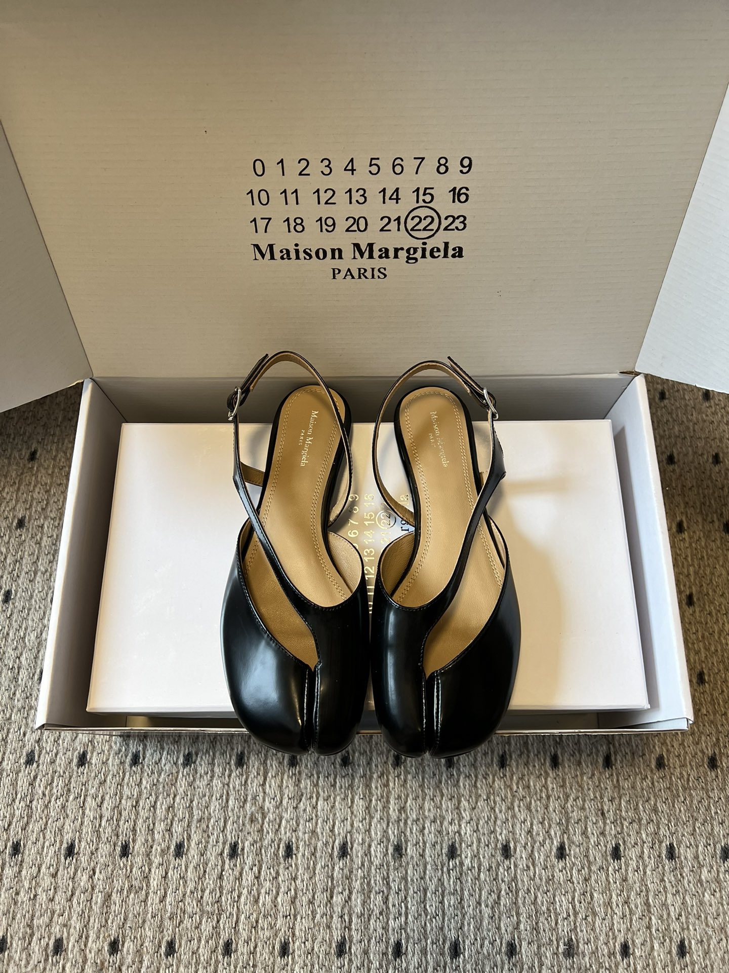 NO:724057,Maison Margiel*26ss early spring new split-toe back strap flats/high heels. The slingback design retains elegance while adding a sense of lightness and breathability. It is suitable for spring and summer seasons or indoor occasions, and also makes the pioneer split-toe shoe style more practical. The upper has no unnecessary decoration, and only relies on the split-toe outline and the back strap to form the visual core, continuing Maison Margiela's 'minimalist deconstruction' brand tone. The split-toe design is Maison  Margiela's iconic visual language can not only express personality and attitude, but also instantly enhance the recognition of the style. It is a 'status symbol' in the fashion circle. The back strap structure weakens the avant-garde feeling of the split toe, making it suitable for the show style, but also integrated into daily commuting, dating and other scenes. It is a choice that is both artistic and practical. The upper is imported open-edge beaded cowhide, the lining is sheepskin, the outsole is genuine leather, size 35-40 (40 size customization is not returnable)  Heel height 1cm / 7cm, split-toe shoes, flats, high heels, cowhide, sheepskin, Leather soles19860909Maison Margiel*26ss早春新款分趾后绊带平底鞋/高跟鞋 露跟设计在保留优雅感的同时增添了轻盈与透气感,适配春夏季节或室内场合,也让先锋的分趾鞋型更具实穿性.鞋面没有多余装饰,仅靠分趾轮廓与后绊带构成视觉核心,延续了Maison Margiela“极简解构”的品牌调性. 分趾设计是Maison Margiela的标志性视觉语言,既能表达个性态度,也能瞬间提升造型的辨识度,是时尚圈的“身份符号”.后绊带结构弱化了分趾的先锋感,使其既能适配秀场造型,也能融入日常通勤、约会等场景,是兼具艺术性与实穿性的选择. 鞋面进口开边珠牛皮 内里羊皮 大底真皮大底 size35-40码（40码定制不退换） 跟高1cm / 7cm,分趾鞋,flats,high heels,cowhide,sheepskin,Leather soles,Women's Shoes