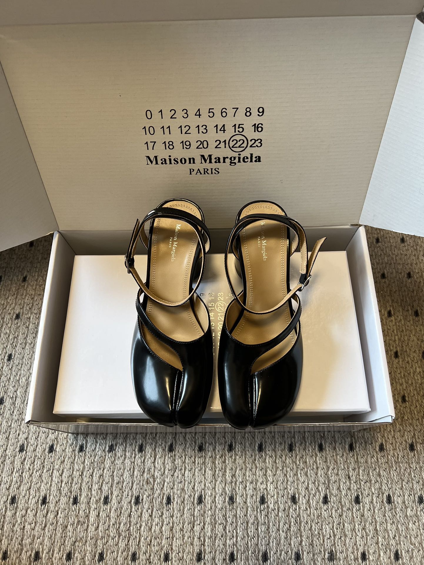 NO:726245,Maison Margiela 26ss early spring new split-toe flats/high heels. The slingback design adds lightness and breathability while retaining elegance. It is suitable for spring and summer seasons or indoor occasions, and also makes the pioneering split-toe shoe style more practical. The upper has no unnecessary decoration, and only relies on the split-toe outline and the back strap to form the visual core, continuing Maison Margiela's 'minimalist deconstruction' brand tone. The split-toe design is Maison  Margiela's iconic visual language can not only express personality and attitude, but also instantly enhance the recognition of the style. It is a 'status symbol' in the fashion circle. The back strap structure weakens the avant-garde feeling of the split toe, making it suitable for the show style, but also integrated into daily commuting, dating and other scenes. It is a choice that is both artistic and practical. The upper is imported open-edge beaded cowhide, the lining is sheepskin, the outsole is genuine leather, size 35-40 (40 size customization is not returnable)  Heel height 1cm / 7cm, split-toe shoes, flats, high heels, cowhide, sheepskin, Leather soles19860909Maison Margiela 26ss早春新款分趾后绊带平底鞋/高跟鞋 露跟设计在保留优雅感的同时增添了轻盈与透气感,适配春夏季节或室内场合,也让先锋的分趾鞋型更具实穿性.鞋面没有多余装饰,仅靠分趾轮廓与后绊带构成视觉核心,延续了Maison Margiela“极简解构”的品牌调性. 分趾设计是Maison Margiela的标志性视觉语言,既能表达个性态度,也能瞬间提升造型的辨识度,是时尚圈的“身份符号”.后绊带结构弱化了分趾的先锋感,使其既能适配秀场造型,也能融入日常通勤、约会等场景,是兼具艺术性与实穿性的选择. 鞋面进口开边珠牛皮 内里羊皮 大底真皮大底 size35-40码（40码定制不退换） 跟高1cm / 7cm,分趾鞋,flats,high heels,cowhide,sheepskin,Leather soles,Women's Shoes