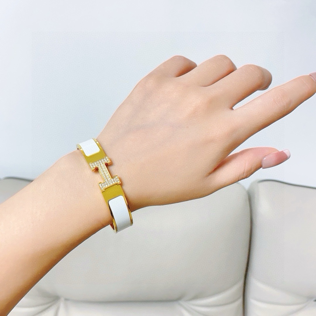 Bracelet Hermes Clic H MM Diamond Or jaune avec émail blanc orange noir et accents de diamants