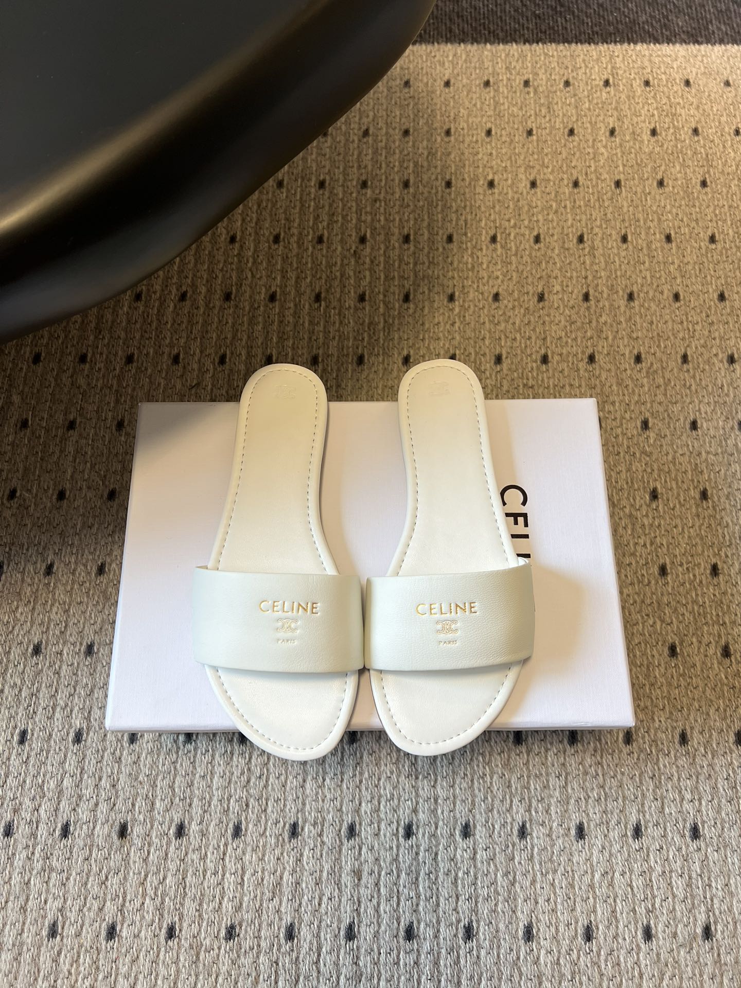 NO:724289,Top-quality Celin*26ss spring and summer new flat-soled Mule slippers are based on the classic one-strap slippers. The shoe shape is neat and pure, without unnecessary decoration. It only relies on the leather texture and brand logo to convey a sense of luxury. It integrates the brand's classic logo into minimalist slippers, breaking the stereotype that 'slippers can only be used at home' and is the core item to create a 'refined lazy style' look.  The ultra-thin flat sole takes into account both styling and walking comfort, and is suitable for daily commuting, urban walking and other scenes. The upper is made of fine lambskin, which is soft and shiny. Different colors present different textures such as matte and delicate luster to meet different matching needs. Sheepskin upper, sheepskin lining, genuine leather outsole, increased by 1cm Size 39-40 (40 size customization is not returnable), slippers, celine, slippers, sheepskin, Leather  soles19860909顶级品质 Celin*26ss春夏新款一字带平底穆勒拖鞋 以经典的一字带拖鞋为基础,鞋型利落纯粹,没有多余装饰,仅靠皮革质感与品牌标识传递高级感,将品牌的经典标识融入极简拖鞋,打破了“拖鞋只能居家”的刻板印象,是打造“精致懒人风”造型的核心单品. 超薄平底兼顾了造型感与行走舒适度,适合日常通勤、城市漫步等场景.鞋面采用细腻的小羊皮,触感柔软且富有光泽,不同颜色呈现出哑光、细腻光泽等不同质感,满足不同搭配需求. 鞋面羊皮 内里羊皮 鞋底真皮大底 增高1cm Size39-40码（40码定制不退换）,拖鞋,celine,slippers,sheepskin,Leather soles,Women's Shoes