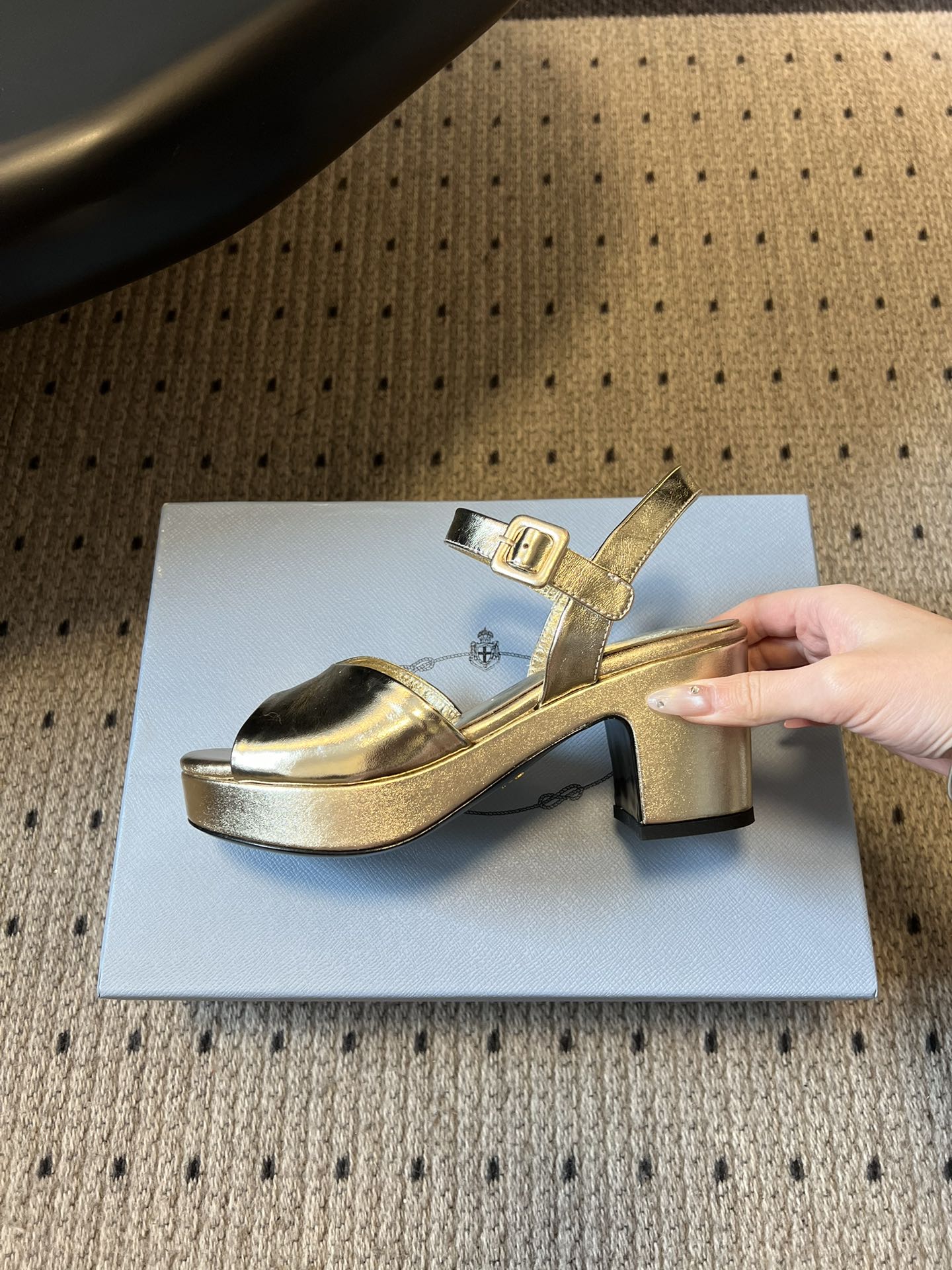 Prad*26ss春夏新款复古交叉带粗高跟凉鞋以90年代的复古凉鞋为灵感，鞋面采用交叉带设计，线条流畅利