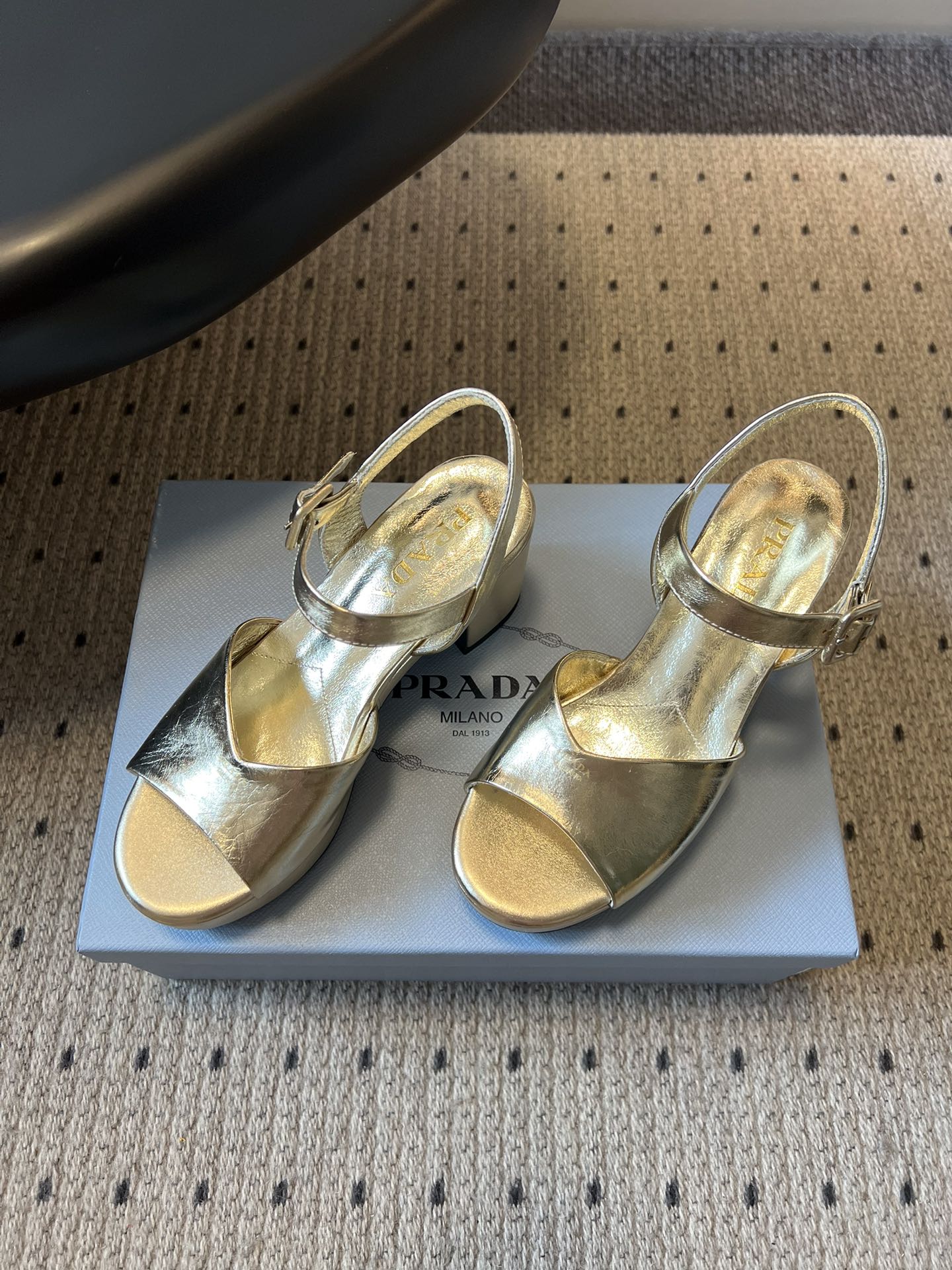 Prad*26ss春夏新款复古交叉带粗高跟凉鞋以90年代的复古凉鞋为灵感，鞋面采用交叉带设计，线条流畅利