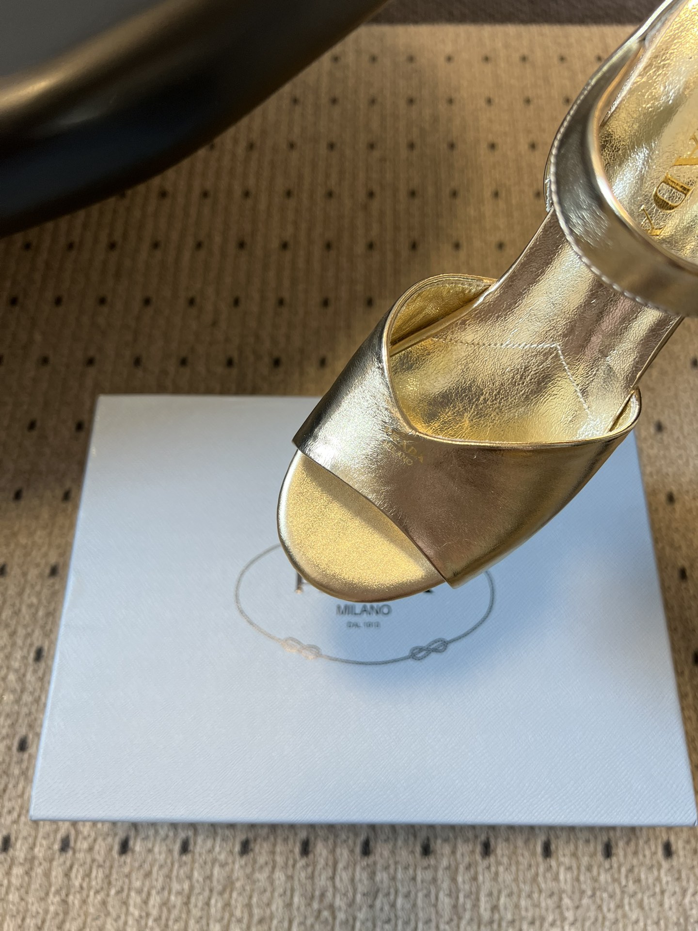 Prad*26ss春夏新款复古交叉带粗高跟凉鞋以90年代的复古凉鞋为灵感，鞋面采用交叉带设计，线条流畅利